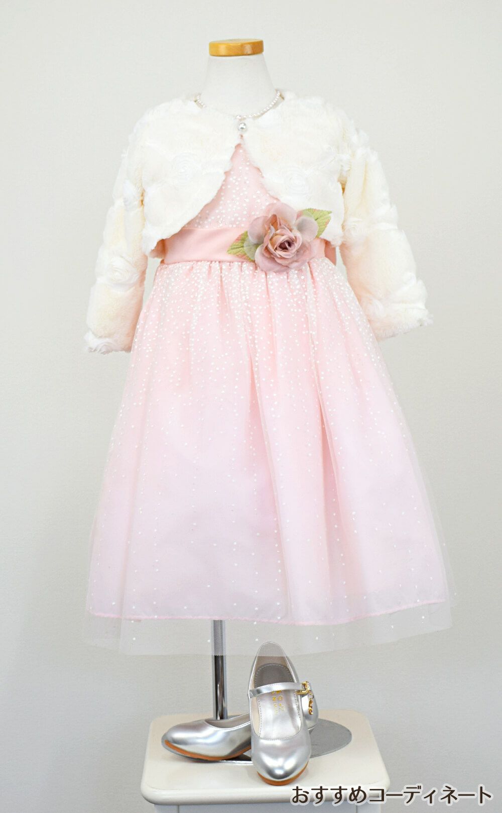 ピアノ発表会や結婚式にぴったりのピンクカラーの女の子用キッズドレス。シンプルで美しいシルエットが魅力のAngel's Closetの子供ドレス レンタル商品（【レンタル】サテンリボン＆スターダストチュール子供ドレス(CK329)ブラッシュピンク）｜画像11