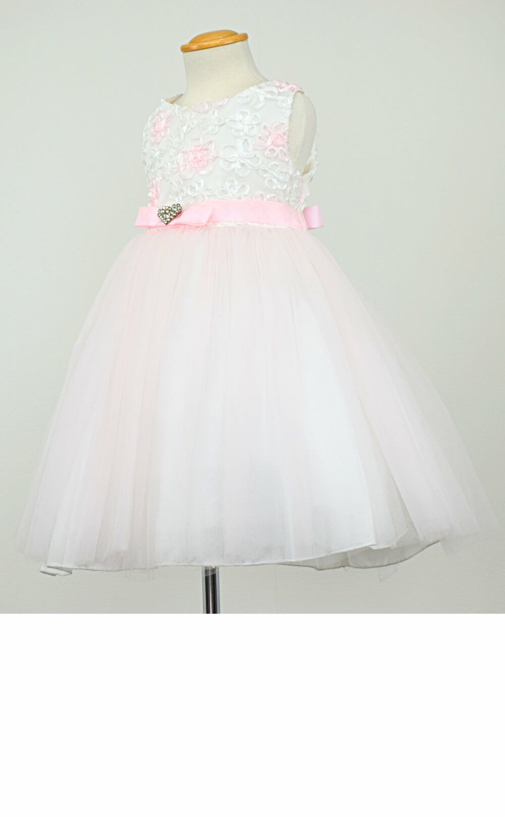 ピアノ発表会や結婚式にぴったりのピンクカラーの女の子用キッズドレス。シンプルで美しいシルエットが魅力のAngel's Closetの子供ドレス レンタル商品（【レンタル】フローラルサテンリボン刺繍イリュージョン子供ドレス(KD365)ピンク）｜画像4