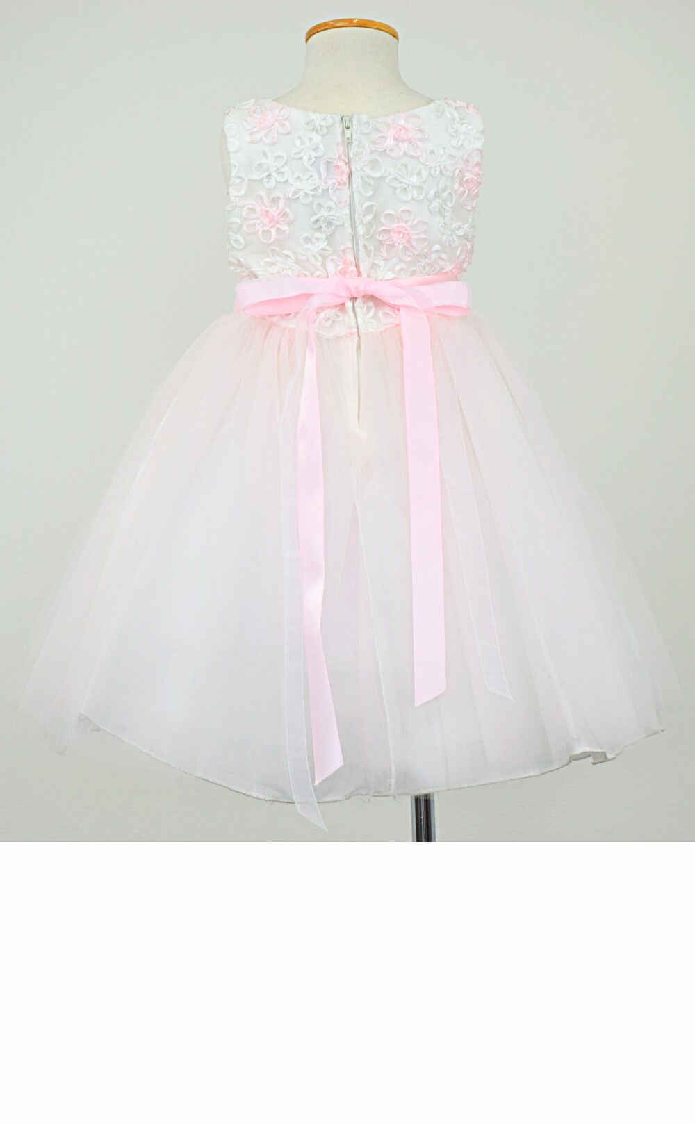 ピアノ発表会や結婚式にぴったりのピンクカラーの女の子用キッズドレス。シンプルで美しいシルエットが魅力のAngel's Closetの子供ドレス レンタル商品（【レンタル】フローラルサテンリボン刺繍イリュージョン子供ドレス(KD365)ピンク）｜画像5