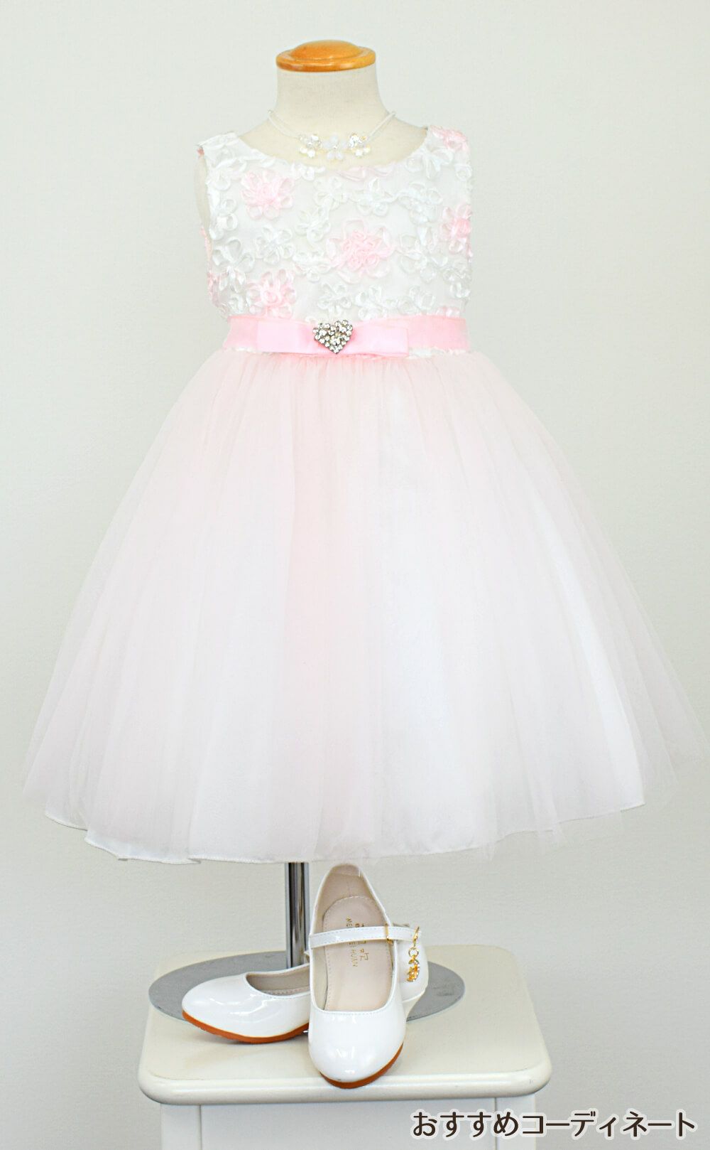 ピアノ発表会や結婚式にぴったりのピンクカラーの女の子用キッズドレス。シンプルで美しいシルエットが魅力のAngel's Closetの子供ドレス レンタル商品（【レンタル】フローラルサテンリボン刺繍イリュージョン子供ドレス(KD365)ピンク）｜画像8