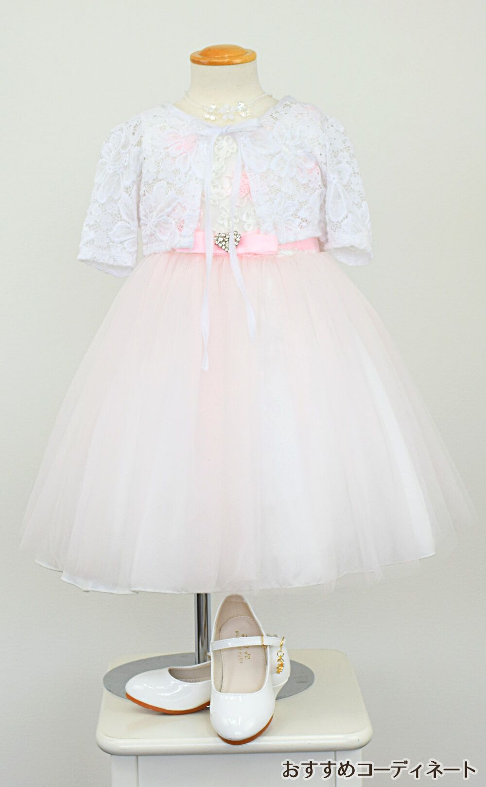 ピアノ発表会や結婚式にぴったりのピンクカラーの女の子用キッズドレス。シンプルで美しいシルエットが魅力のAngel's Closetの子供ドレス レンタル商品（【レンタル】フローラルサテンリボン刺繍イリュージョン子供ドレス(KD365)ピンク）｜画像9