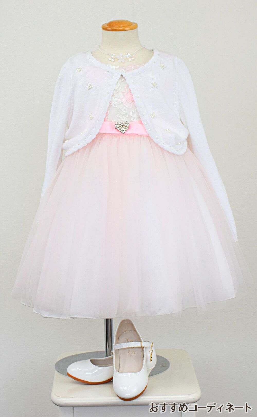 ピアノ発表会や結婚式にぴったりのピンクカラーの女の子用キッズドレス。シンプルで美しいシルエットが魅力のAngel's Closetの子供ドレス レンタル商品（【レンタル】フローラルサテンリボン刺繍イリュージョン子供ドレス(KD365)ピンク）｜画像10