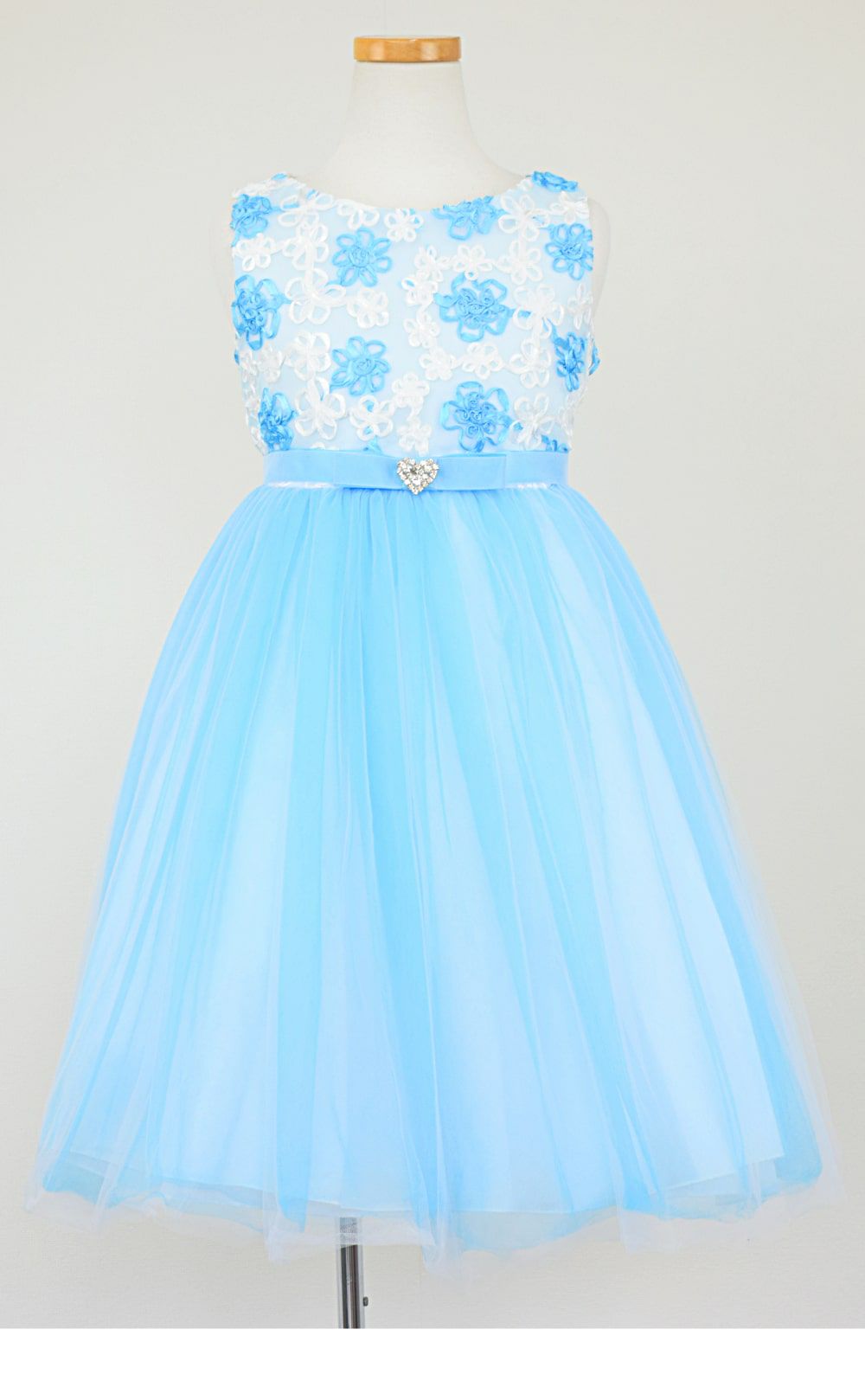 ピアノ発表会や結婚式にぴったりのカラーの女の子用キッズドレス。シンプルで美しいシルエットが魅力のAngel's Closetの子供ドレス レンタル商品（【レンタル】フローラルサテンリボン刺繍イリュージョン子供ドレス(KD365)アクア）｜画像3