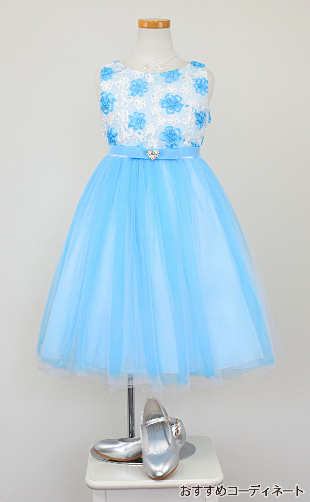 ピアノ発表会や結婚式にぴったりのカラーの女の子用キッズドレス。シンプルで美しいシルエットが魅力のAngel's Closetの子供ドレス レンタル商品（【レンタル】フローラルサテンリボン刺繍イリュージョン子供ドレス(KD365)アクア）｜画像8