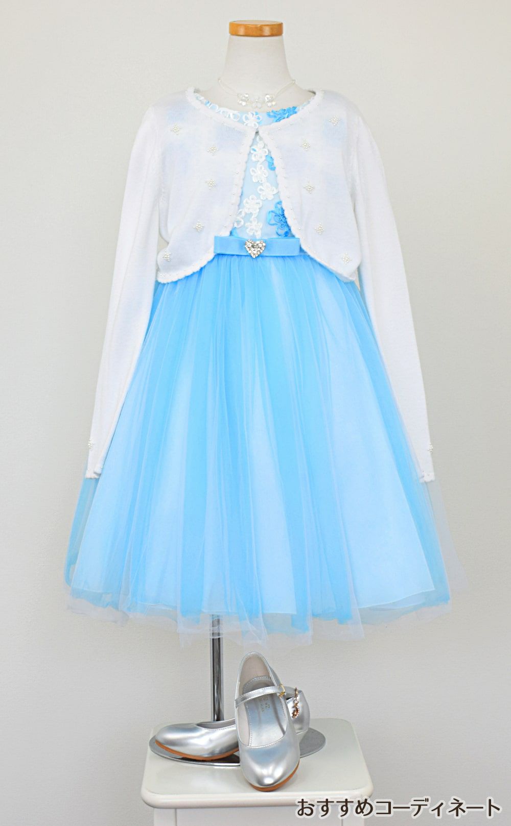 ピアノ発表会や結婚式にぴったりのカラーの女の子用キッズドレス。シンプルで美しいシルエットが魅力のAngel's Closetの子供ドレス レンタル商品（【レンタル】フローラルサテンリボン刺繍イリュージョン子供ドレス(KD365)アクア）｜画像10