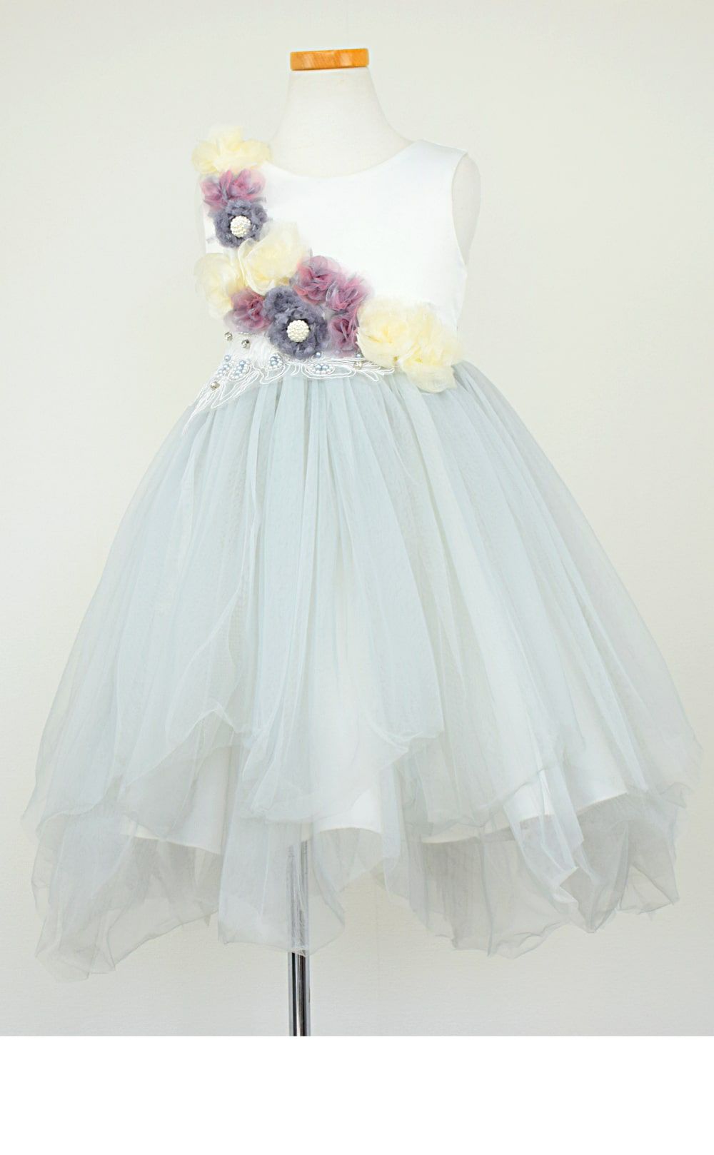 ピアノ発表会や結婚式にぴったりのブルーカラーの女の子用キッズドレス。シンプルで美しいシルエットが魅力のAngel's Closetの子供ドレス レンタル商品（【レンタル】フラワーモニュメント＆レイヤードチュール子供ドレス(YP082)ペールブルー）｜画像3