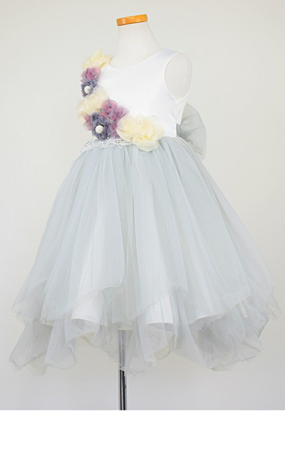 ピアノ発表会や結婚式にぴったりのブルーカラーの女の子用キッズドレス。シンプルで美しいシルエットが魅力のAngel's Closetの子供ドレス レンタル商品（【レンタル】フラワーモニュメント＆レイヤードチュール子供ドレス(YP082)ペールブルー）｜画像4