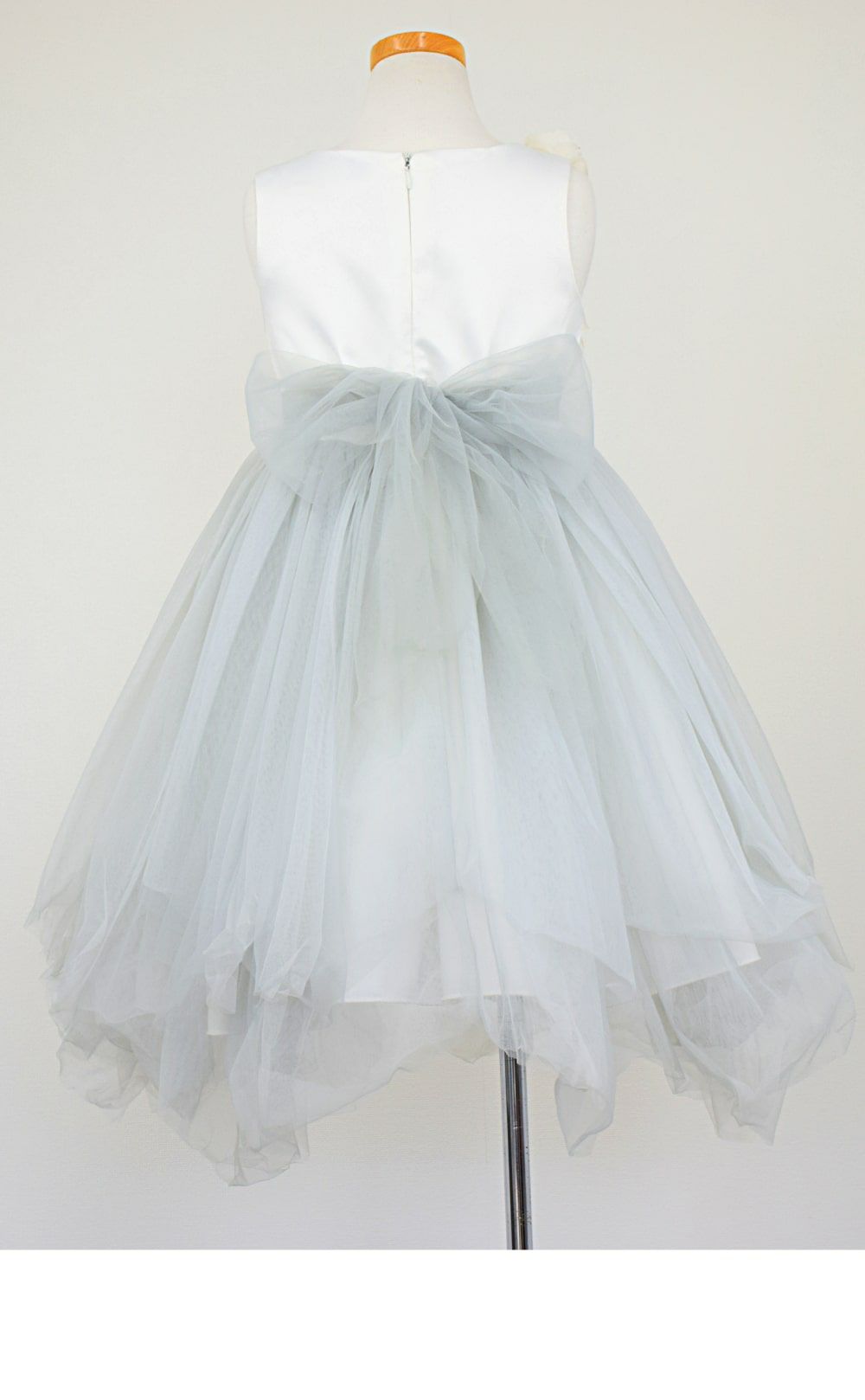 ピアノ発表会や結婚式にぴったりのブルーカラーの女の子用キッズドレス。シンプルで美しいシルエットが魅力のAngel's Closetの子供ドレス レンタル商品（【レンタル】フラワーモニュメント＆レイヤードチュール子供ドレス(YP082)ペールブルー）｜画像5