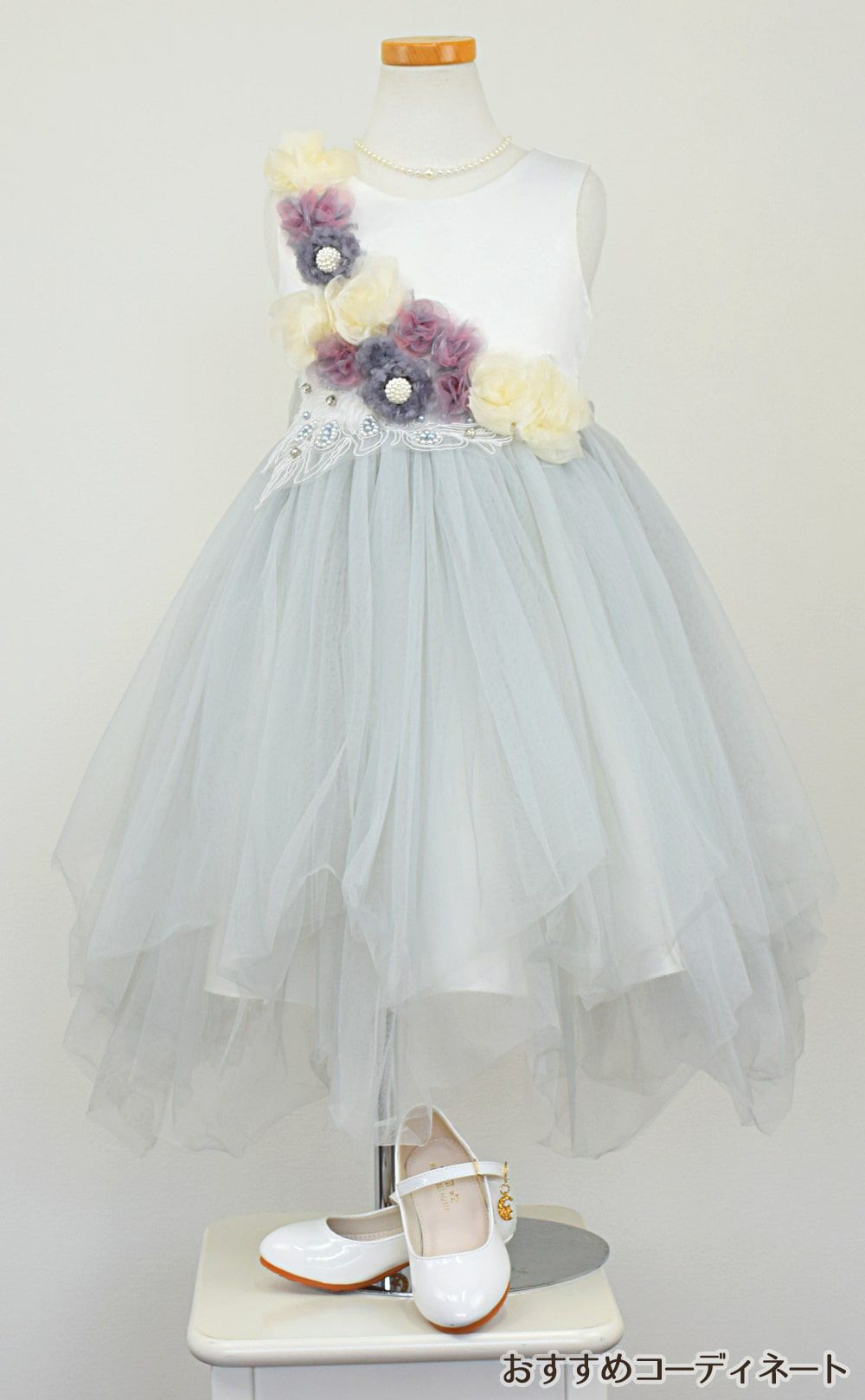 ピアノ発表会や結婚式にぴったりのブルーカラーの女の子用キッズドレス。シンプルで美しいシルエットが魅力のAngel's Closetの子供ドレス レンタル商品（【レンタル】フラワーモニュメント＆レイヤードチュール子供ドレス(YP082)ペールブルー）｜画像8