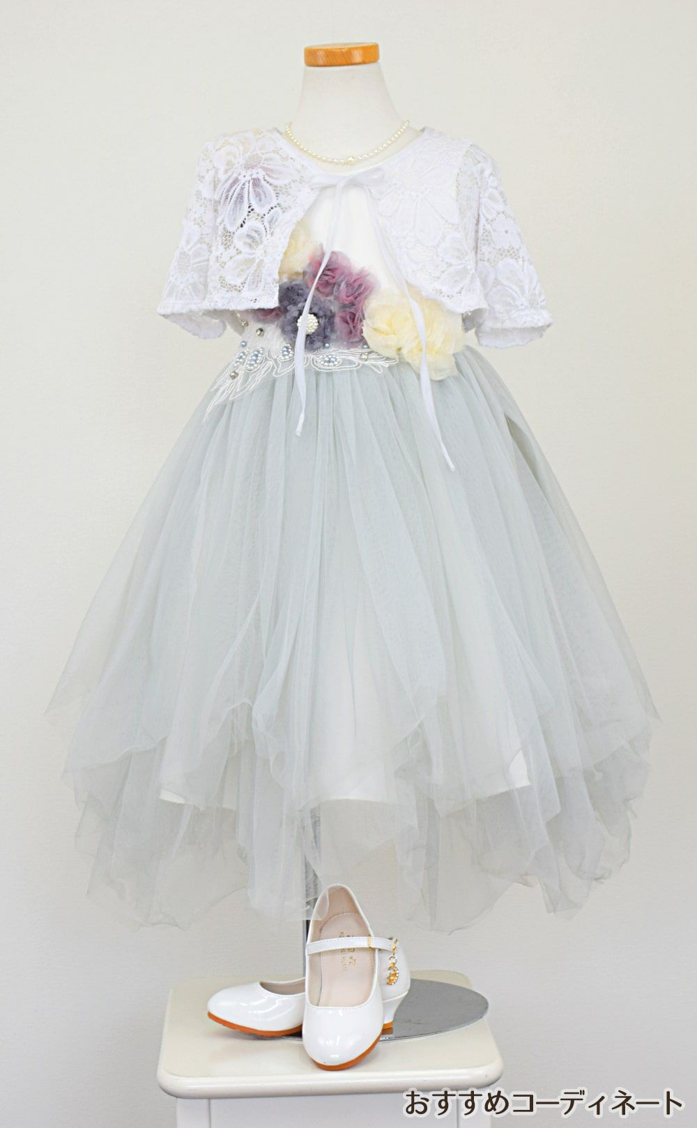 ピアノ発表会や結婚式にぴったりのブルーカラーの女の子用キッズドレス。シンプルで美しいシルエットが魅力のAngel's Closetの子供ドレス レンタル商品（【レンタル】フラワーモニュメント＆レイヤードチュール子供ドレス(YP082)ペールブルー）｜画像9