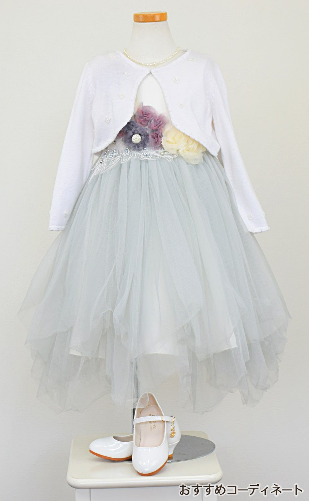 ピアノ発表会や結婚式にぴったりのブルーカラーの女の子用キッズドレス。シンプルで美しいシルエットが魅力のAngel's Closetの子供ドレス レンタル商品（【レンタル】フラワーモニュメント＆レイヤードチュール子供ドレス(YP082)ペールブルー）｜画像10