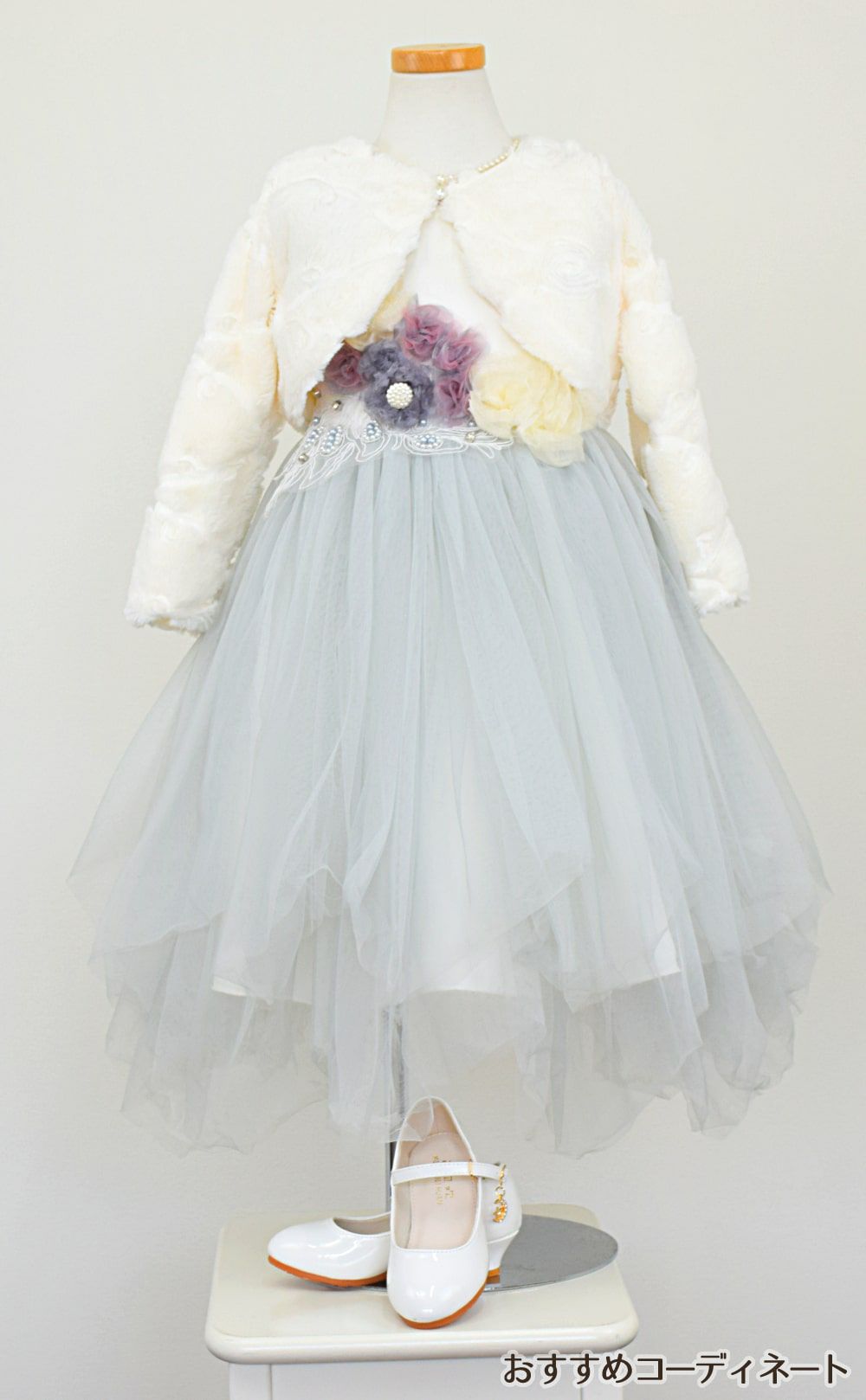 ピアノ発表会や結婚式にぴったりのブルーカラーの女の子用キッズドレス。シンプルで美しいシルエットが魅力のAngel's Closetの子供ドレス レンタル商品（【レンタル】フラワーモニュメント＆レイヤードチュール子供ドレス(YP082)ペールブルー）｜画像11