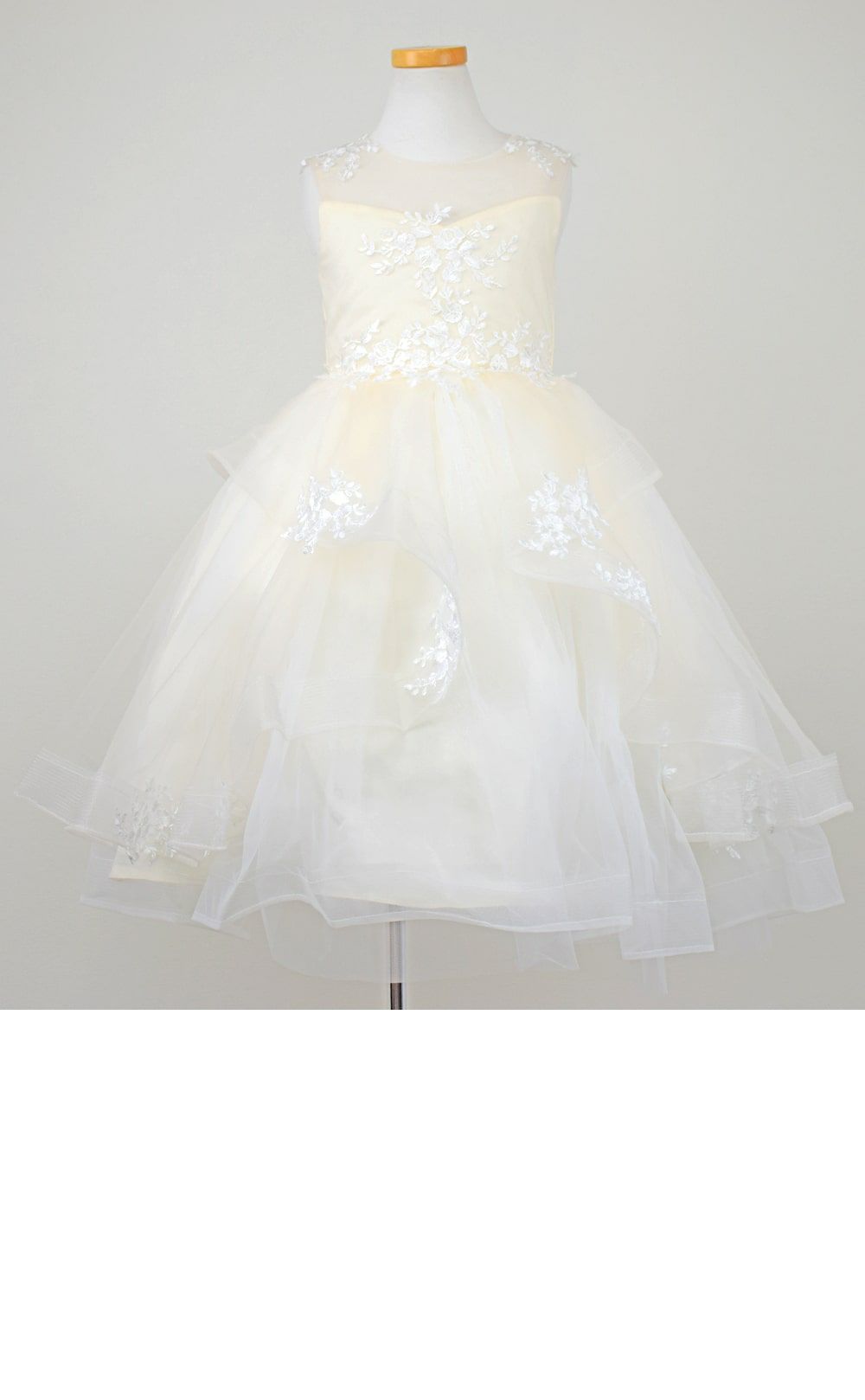 ピアノ発表会や結婚式にぴったりのホワイトカラーの女の子用キッズドレス。シンプルで美しいシルエットが魅力のAngel's Closetの子供ドレス レンタル商品（【レンタル】フラワー刺繍＆ウェーブチュールロング子供ドレス(YP135)オフホワイト）｜画像3