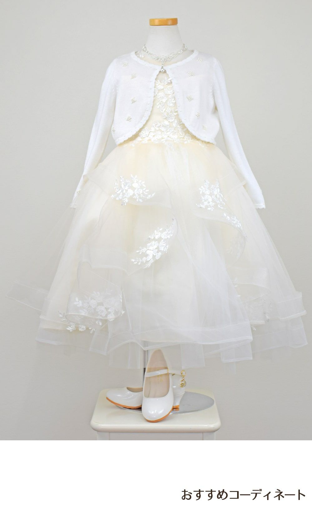 ピアノ発表会や結婚式にぴったりのホワイトカラーの女の子用キッズドレス。シンプルで美しいシルエットが魅力のAngel's Closetの子供ドレス レンタル商品（【レンタル】フラワー刺繍＆ウェーブチュールロング子供ドレス(YP135)オフホワイト）｜画像10