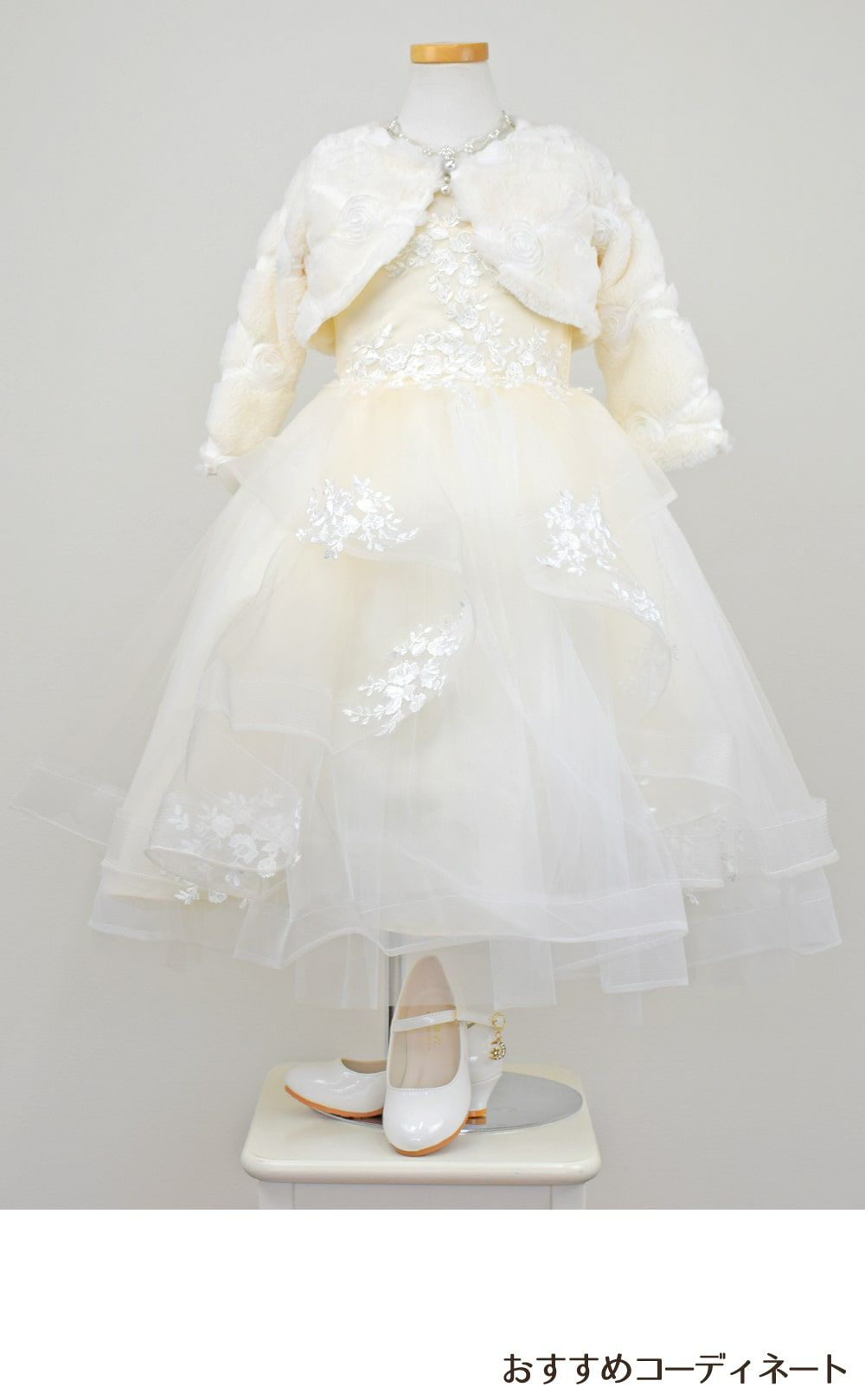 ピアノ発表会や結婚式にぴったりのホワイトカラーの女の子用キッズドレス。シンプルで美しいシルエットが魅力のAngel's Closetの子供ドレス レンタル商品（【レンタル】フラワー刺繍＆ウェーブチュールロング子供ドレス(YP135)オフホワイト）｜画像11