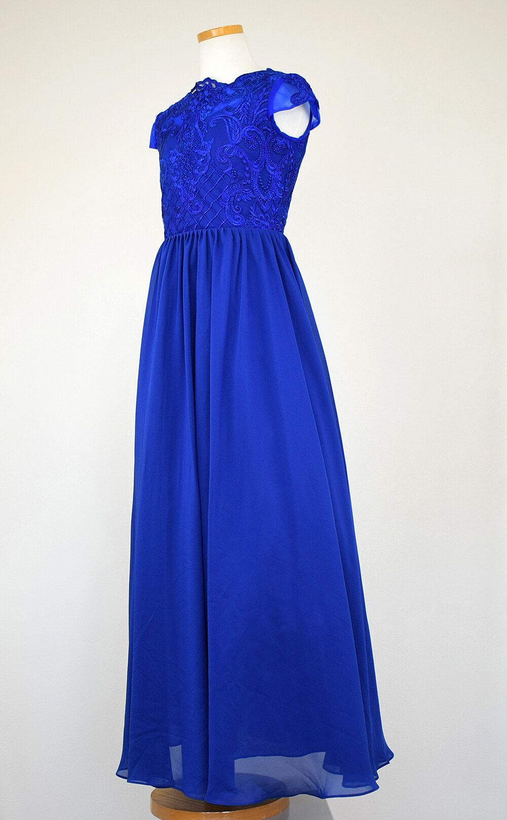 ピアノ発表会や結婚式にぴったりのブルーカラーの女の子用キッズドレス。シンプルで美しいシルエットが魅力のAngel's Closetの子供ドレス レンタル商品（【レンタル】イリュージョンネックレース＆キャップスリーブシフォンロング子供ドレス(YP158)ロイヤルブルー）｜画像4