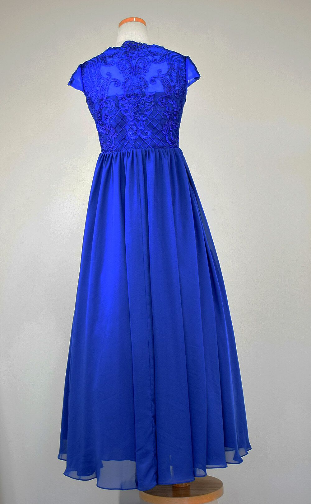 ピアノ発表会や結婚式にぴったりのブルーカラーの女の子用キッズドレス。シンプルで美しいシルエットが魅力のAngel's Closetの子供ドレス レンタル商品（【レンタル】イリュージョンネックレース＆キャップスリーブシフォンロング子供ドレス(YP158)ロイヤルブルー）｜画像5