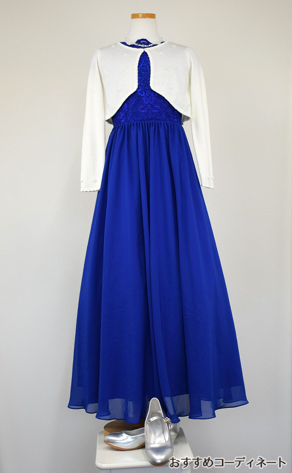 ピアノ発表会や結婚式にぴったりのブルーカラーの女の子用キッズドレス。シンプルで美しいシルエットが魅力のAngel's Closetの子供ドレス レンタル商品（【レンタル】イリュージョンネックレース＆キャップスリーブシフォンロング子供ドレス(YP158)ロイヤルブルー）｜画像10