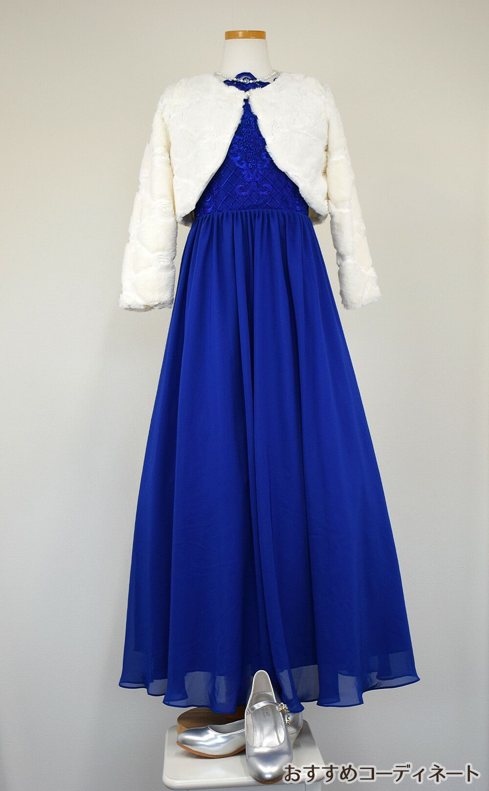 ピアノ発表会や結婚式にぴったりのブルーカラーの女の子用キッズドレス。シンプルで美しいシルエットが魅力のAngel's Closetの子供ドレス レンタル商品（【レンタル】イリュージョンネックレース＆キャップスリーブシフォンロング子供ドレス(YP158)ロイヤルブルー）｜画像11