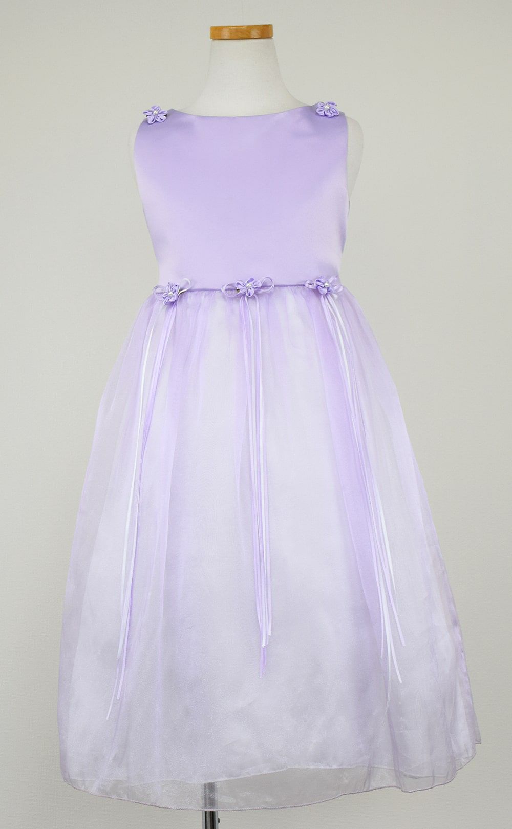 ピアノ発表会や結婚式にぴったりのライラックカラーの女の子用キッズドレス。シンプルで美しいシルエットが魅力のAngel's Closetの子供ドレス レンタル商品（【レンタル】サテン＆シャイニーオーガンジー子供ドレスサニー(KD149)ライラック）｜画像3