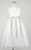ピアノ発表会や結婚式にぴったりのホワイトカラーの女の子用キッズドレス。シンプルで美しいシルエットが魅力のAngel's Closetの子供ドレス レンタル商品（【レンタル】サテン＆シャイニーオーガンジー子供ドレスサニー(KD149)オフホワイト）｜画像3