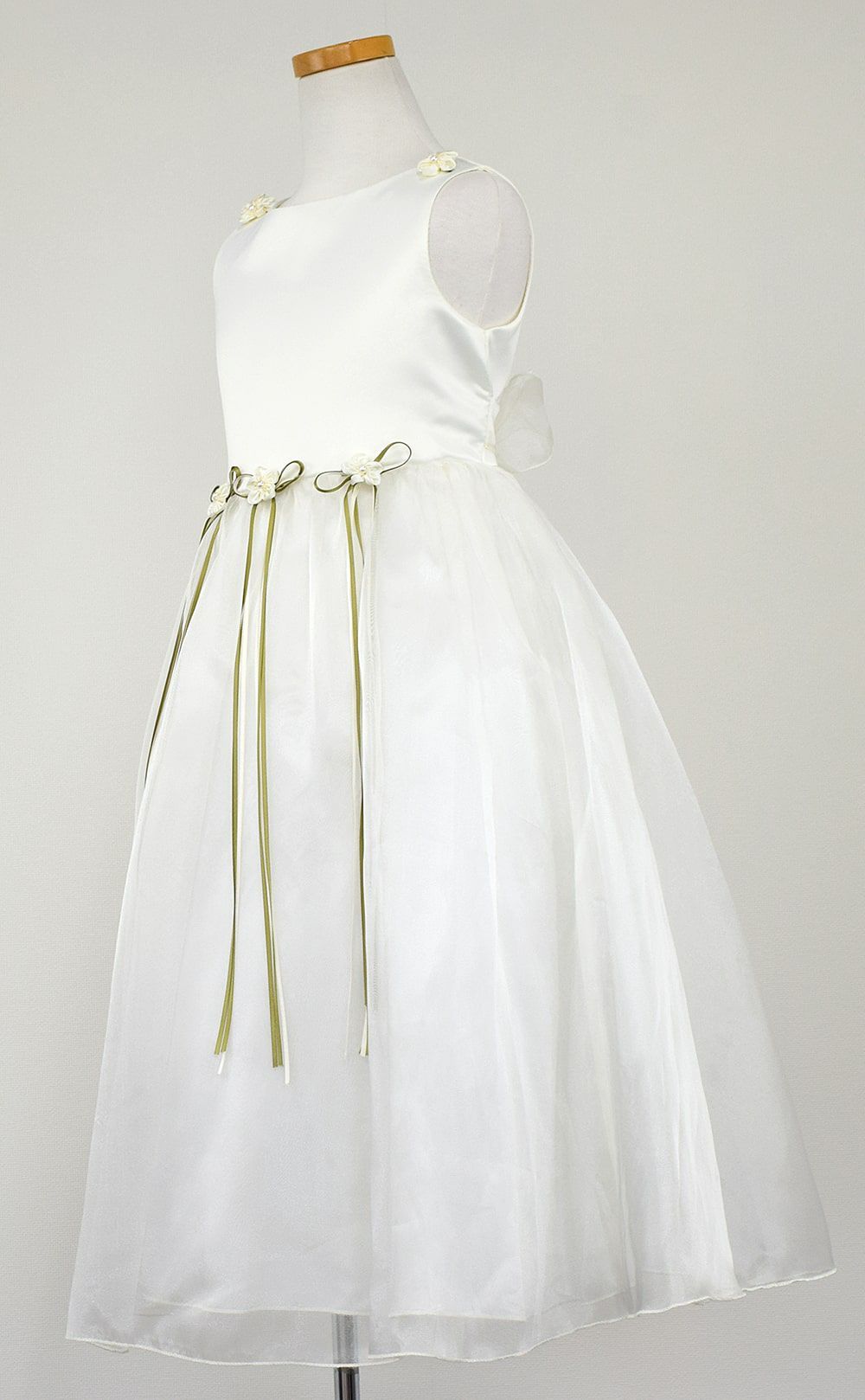 ピアノ発表会や結婚式にぴったりのホワイトカラーの女の子用キッズドレス。シンプルで美しいシルエットが魅力のAngel's Closetの子供ドレス レンタル商品（【レンタル】サテン＆シャイニーオーガンジー子供ドレスサニー(KD149)オフホワイト）｜画像4