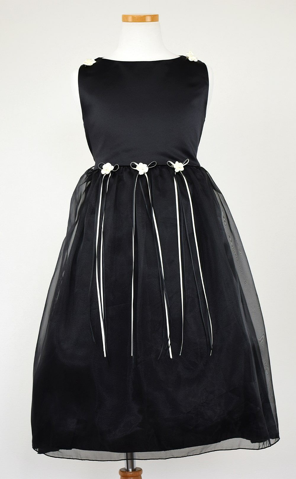 ピアノ発表会や結婚式にぴったりのブラックカラーの女の子用キッズドレス。シンプルで美しいシルエットが魅力のAngel's Closetの子供ドレス レンタル商品（【レンタル】サテン＆シャイニーオーガンジー子供ドレスサニー(KD149)ブラック）｜画像3