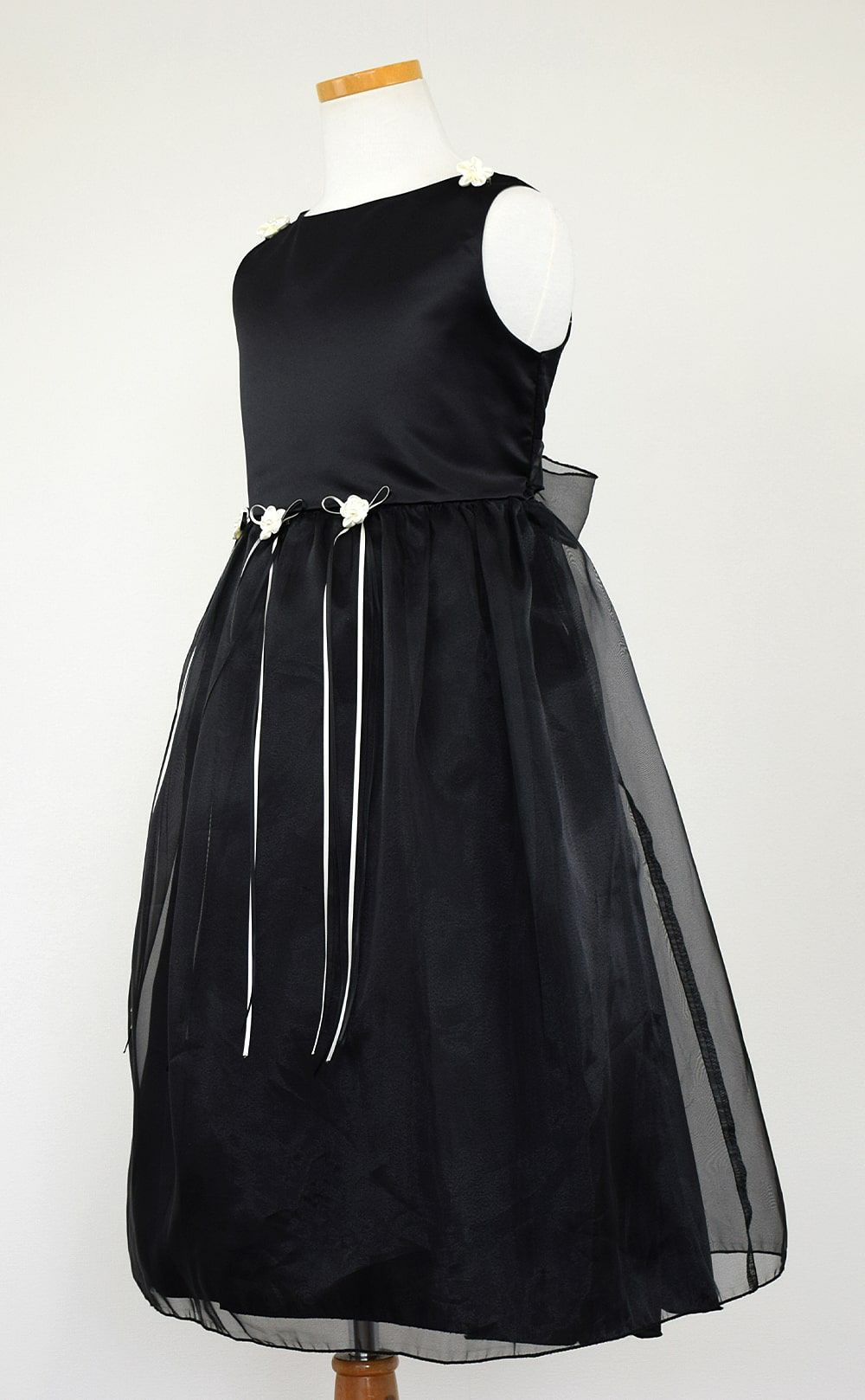 ピアノ発表会や結婚式にぴったりのブラックカラーの女の子用キッズドレス。シンプルで美しいシルエットが魅力のAngel's Closetの子供ドレス レンタル商品（【レンタル】サテン＆シャイニーオーガンジー子供ドレスサニー(KD149)ブラック）｜画像4