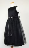 ピアノ発表会や結婚式にぴったりのブラックカラーの女の子用キッズドレス。シンプルで美しいシルエットが魅力のAngel's Closetの子供ドレス レンタル商品（【レンタル】サテン＆シャイニーオーガンジー子供ドレスサニー(KD149)ブラック）｜画像4