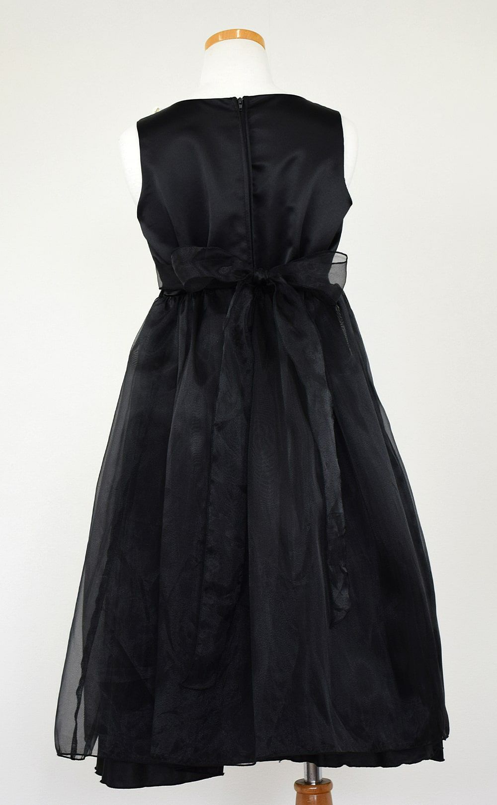 ピアノ発表会や結婚式にぴったりのブラックカラーの女の子用キッズドレス。シンプルで美しいシルエットが魅力のAngel's Closetの子供ドレス レンタル商品（【レンタル】サテン＆シャイニーオーガンジー子供ドレスサニー(KD149)ブラック）｜画像5