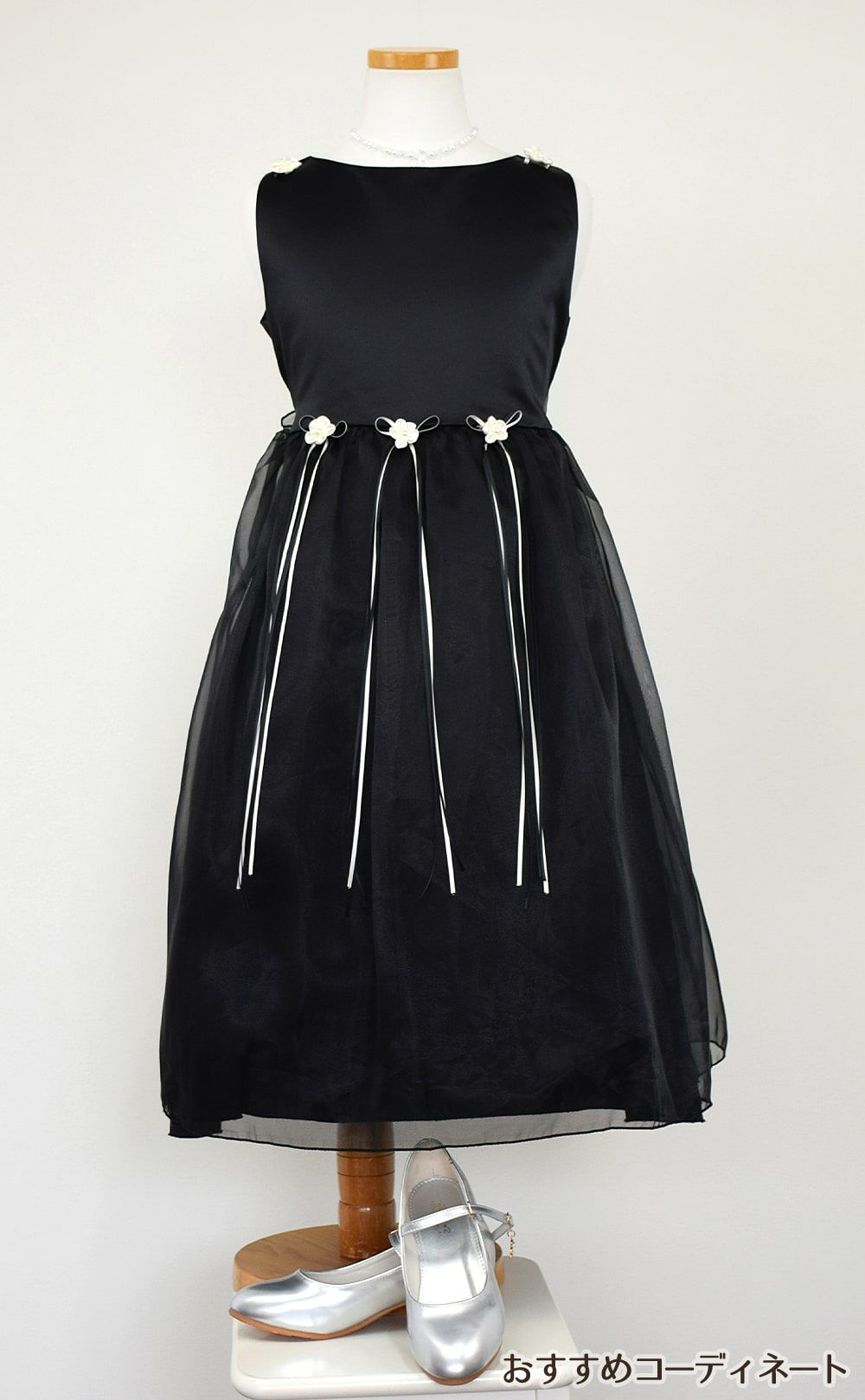 ピアノ発表会や結婚式にぴったりのブラックカラーの女の子用キッズドレス。シンプルで美しいシルエットが魅力のAngel's Closetの子供ドレス レンタル商品（【レンタル】サテン＆シャイニーオーガンジー子供ドレスサニー(KD149)ブラック）｜画像8