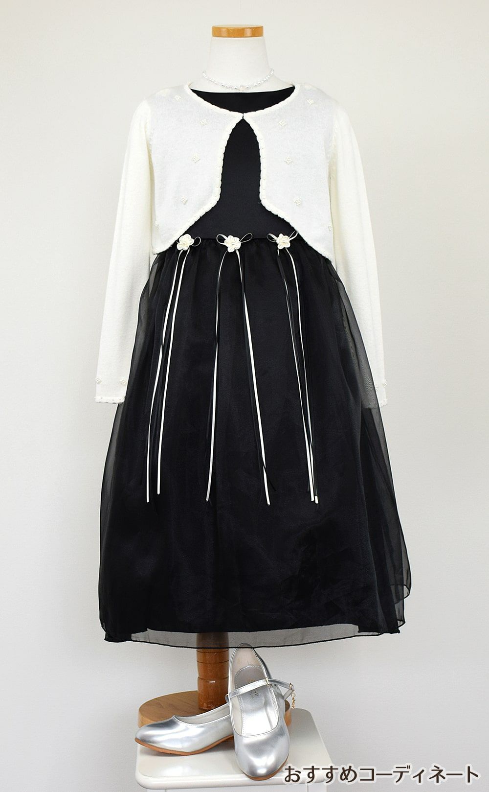 ピアノ発表会や結婚式にぴったりのブラックカラーの女の子用キッズドレス。シンプルで美しいシルエットが魅力のAngel's Closetの子供ドレス レンタル商品（【レンタル】サテン＆シャイニーオーガンジー子供ドレスサニー(KD149)ブラック）｜画像10