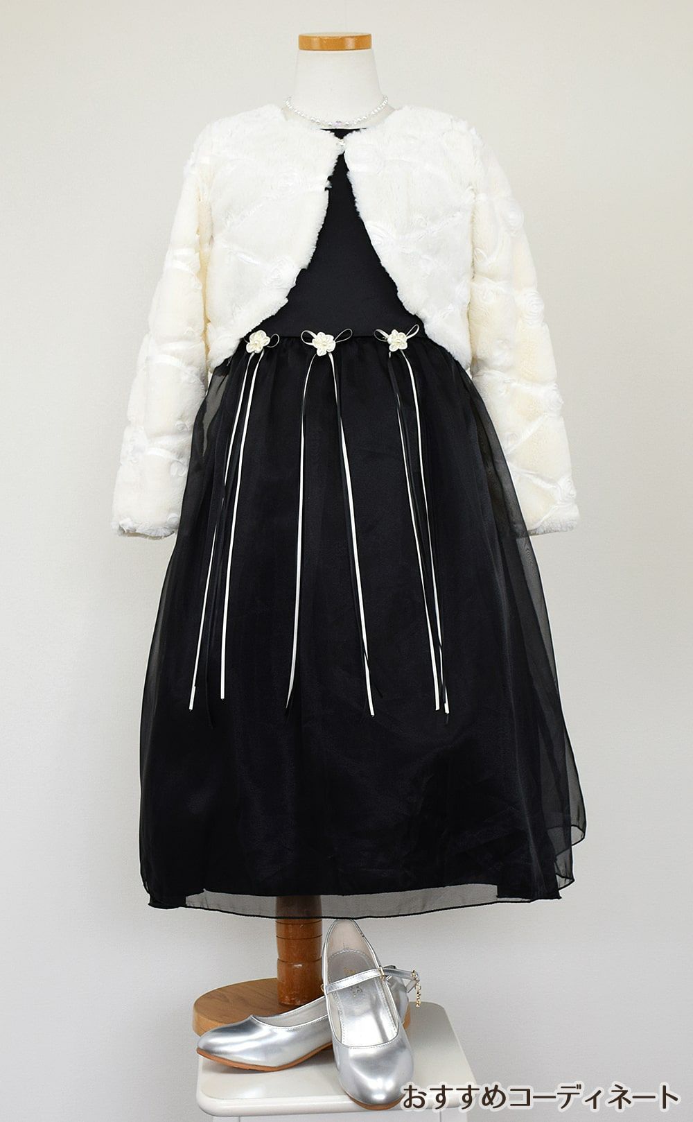 ピアノ発表会や結婚式にぴったりのブラックカラーの女の子用キッズドレス。シンプルで美しいシルエットが魅力のAngel's Closetの子供ドレス レンタル商品（【レンタル】サテン＆シャイニーオーガンジー子供ドレスサニー(KD149)ブラック）｜画像11