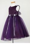 ピアノ発表会や結婚式にぴったりのカラーの女の子用キッズドレス。シンプルで美しいシルエットが魅力のAngel's Closetの子供ドレス レンタル商品（【レンタル】サテン＆シャイニーオーガンジー子供ドレスサニー(KD149)エッグプラント）｜画像4