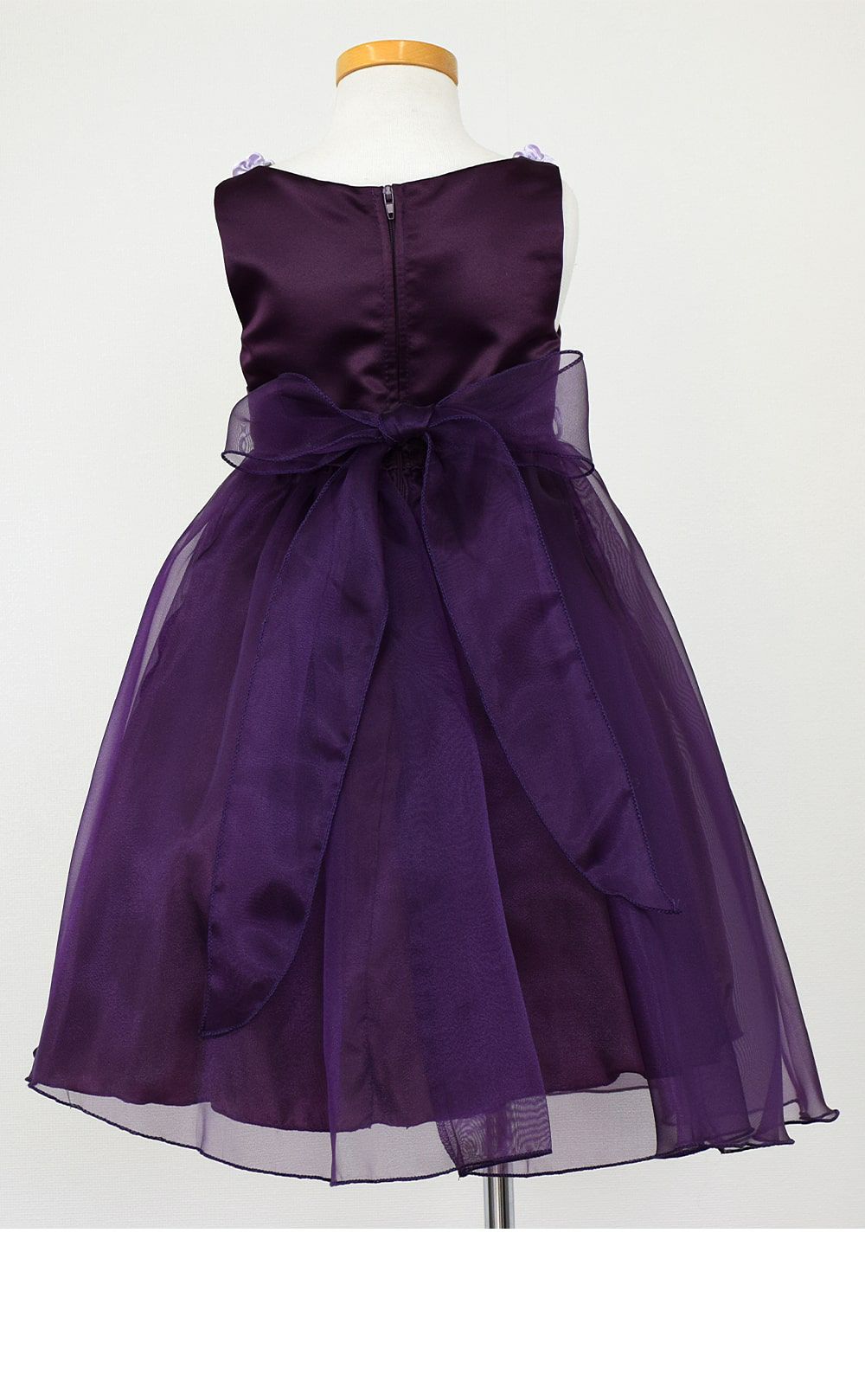 ピアノ発表会や結婚式にぴったりのカラーの女の子用キッズドレス。シンプルで美しいシルエットが魅力のAngel's Closetの子供ドレス レンタル商品（【レンタル】サテン＆シャイニーオーガンジー子供ドレスサニー(KD149)エッグプラント）｜画像5