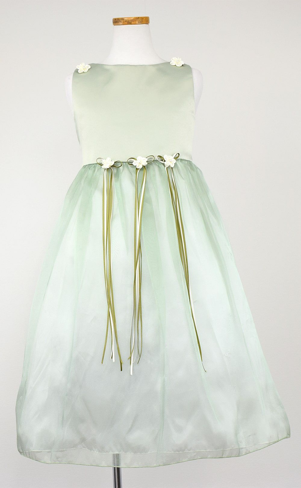 ピアノ発表会や結婚式にぴったりのカラーの女の子用キッズドレス。シンプルで美しいシルエットが魅力のAngel's Closetの子供ドレス レンタル商品（【レンタル】サテン＆シャイニーオーガンジー子供ドレスサニー(KD149)セージ）｜画像3