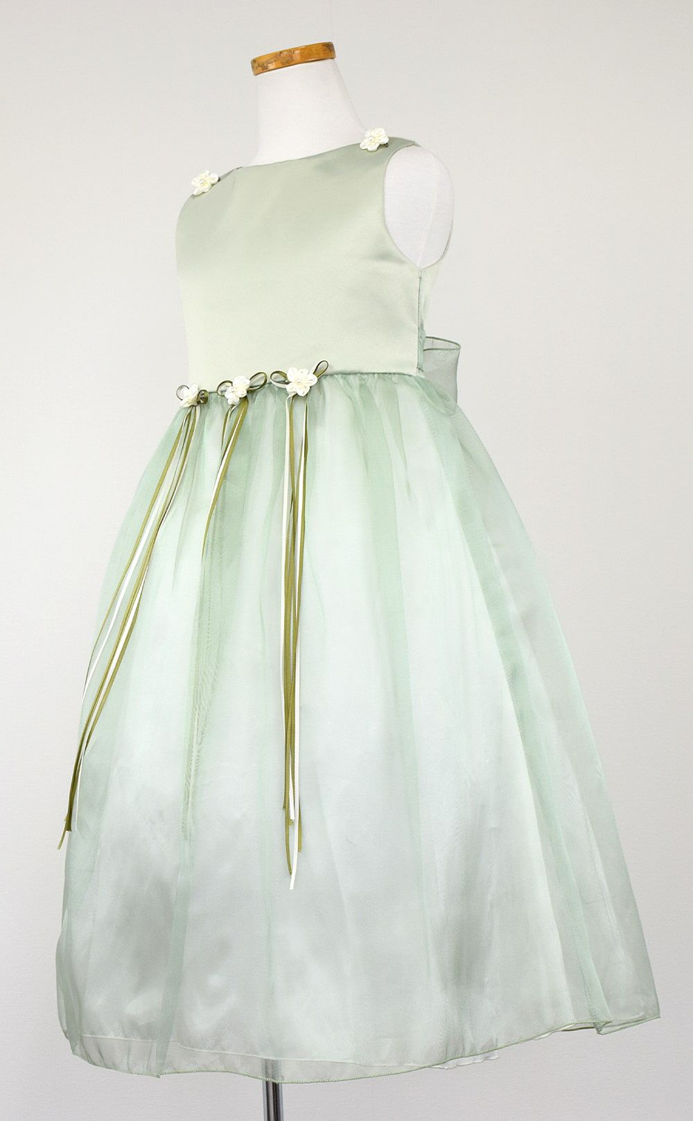 ピアノ発表会や結婚式にぴったりのカラーの女の子用キッズドレス。シンプルで美しいシルエットが魅力のAngel's Closetの子供ドレス レンタル商品（【レンタル】サテン＆シャイニーオーガンジー子供ドレスサニー(KD149)セージ）｜画像4
