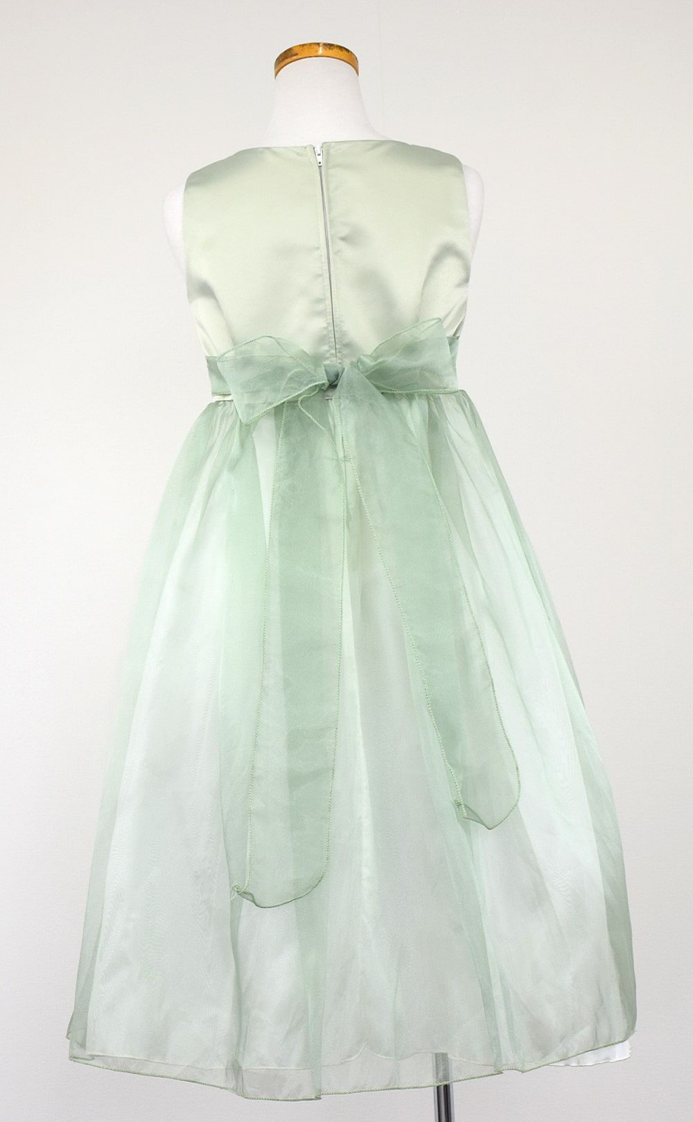 ピアノ発表会や結婚式にぴったりのカラーの女の子用キッズドレス。シンプルで美しいシルエットが魅力のAngel's Closetの子供ドレス レンタル商品（【レンタル】サテン＆シャイニーオーガンジー子供ドレスサニー(KD149)セージ）｜画像5