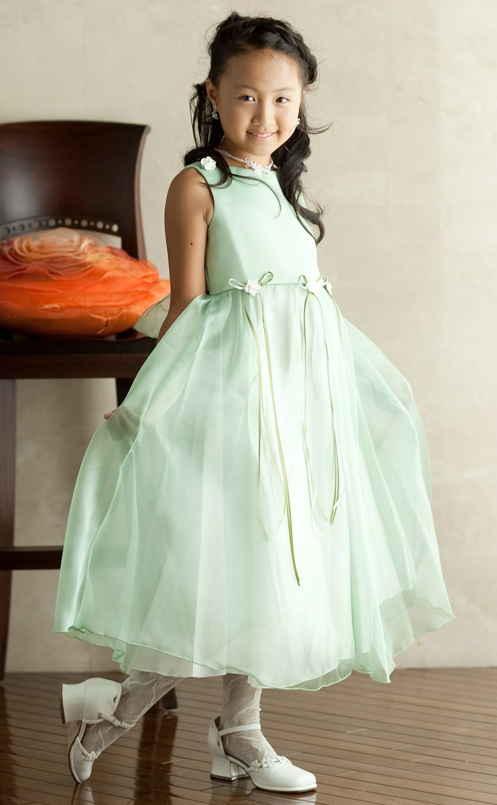 ピアノ発表会や結婚式にぴったりのカラーの女の子用キッズドレス。シンプルで美しいシルエットが魅力のAngel's Closetの子供ドレス レンタル商品（【レンタル】サテン＆シャイニーオーガンジー子供ドレスサニー(KD149)セージ）｜画像12