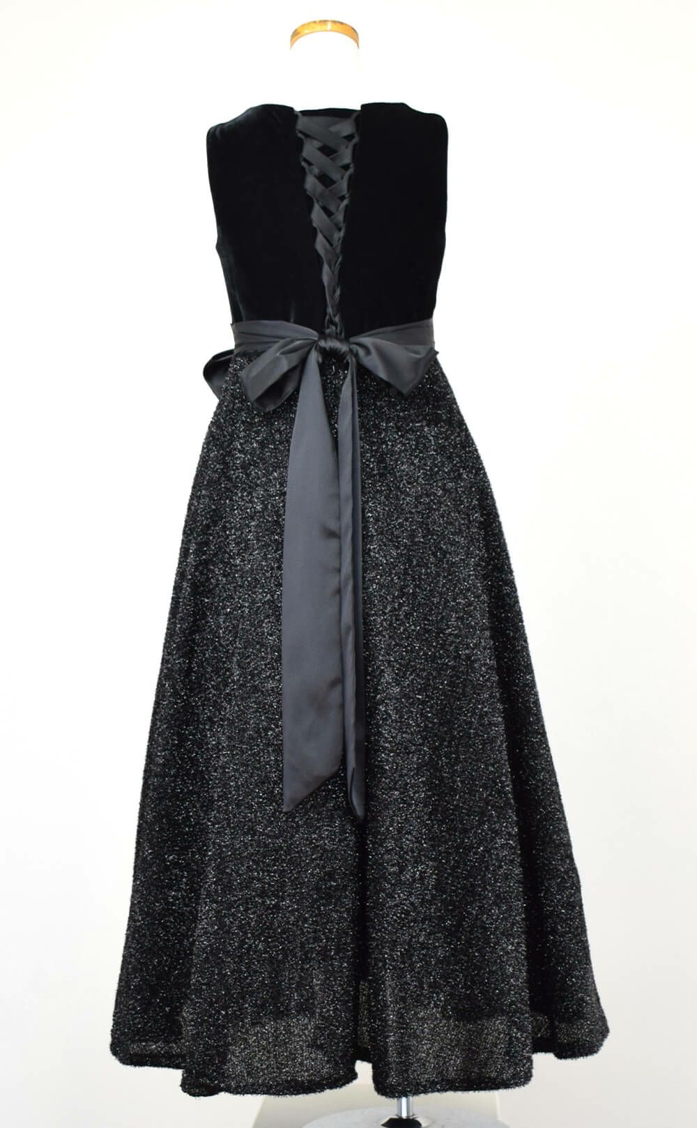 ピアノ発表会や結婚式にぴったりのブラックカラーの女の子用キッズドレス。シンプルで美しいシルエットが魅力のAngel's Closetの子供ドレス レンタル商品（【レンタル】ブラックベルベット＆煌めくＡラインロングドレス※コルセットバックリボン結び型(YP157B)ブラック）｜画像5