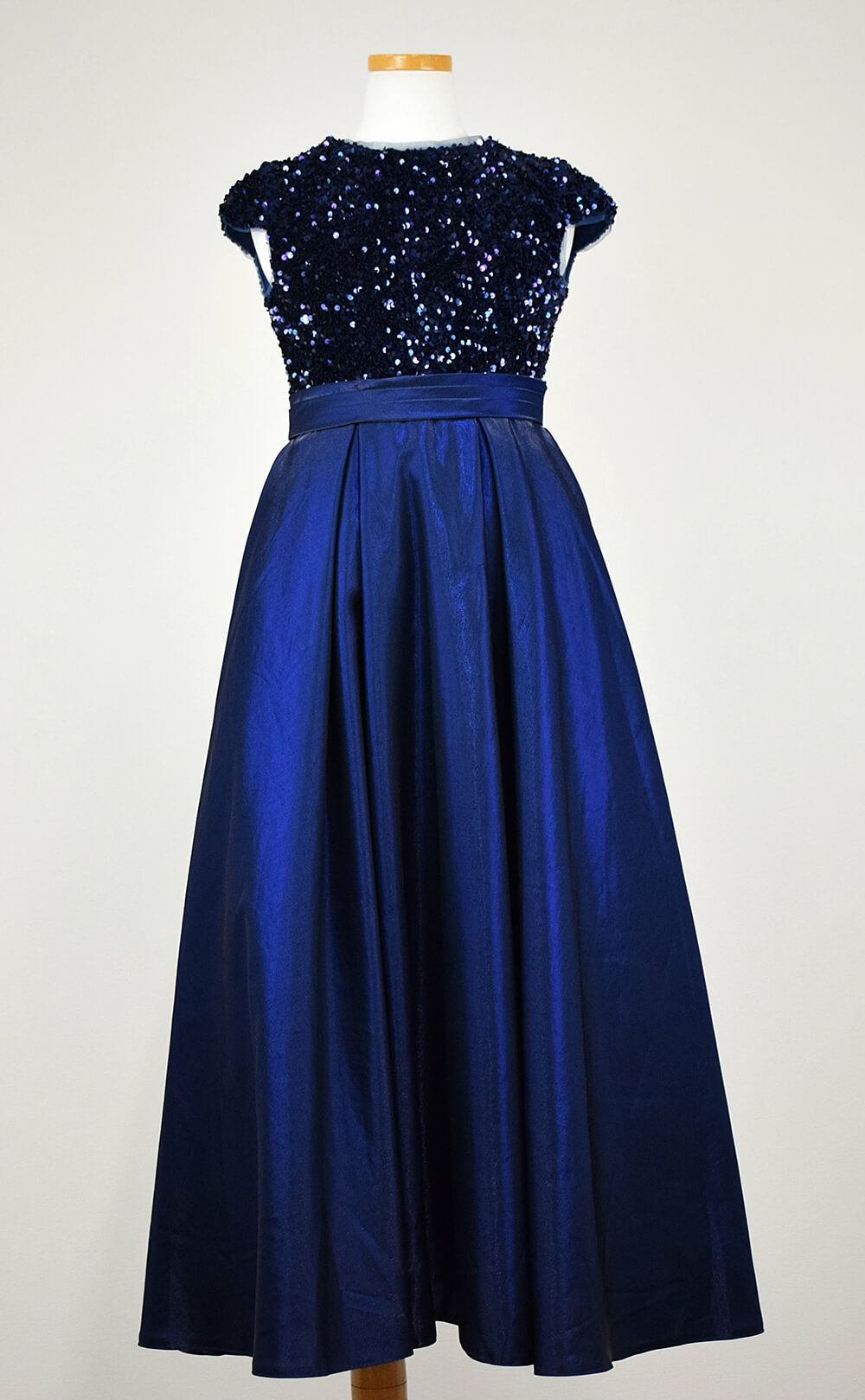 ピアノ発表会や結婚式にぴったりのネイビーカラーの女の子用キッズドレス。シンプルで美しいシルエットが魅力のAngel's Closetの子供ドレス レンタル商品（【レンタル】スパンコール＆サテンロングドレス※コルセットバックリボン結び型(YP136C)ネイビー）｜画像3