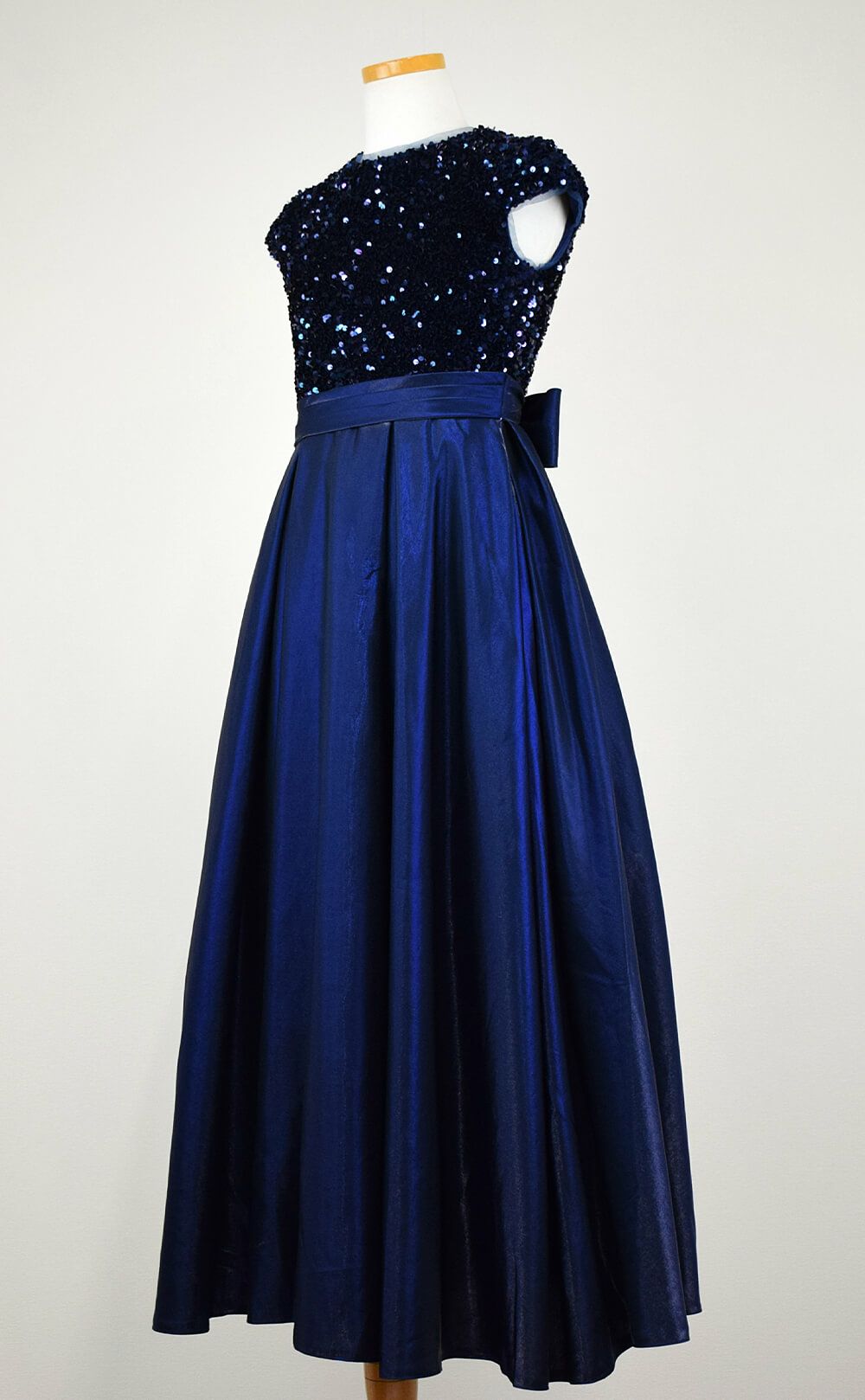 ピアノ発表会や結婚式にぴったりのネイビーカラーの女の子用キッズドレス。シンプルで美しいシルエットが魅力のAngel's Closetの子供ドレス レンタル商品（【レンタル】スパンコール＆サテンロングドレス※コルセットバックリボン結び型(YP136C)ネイビー）｜画像4