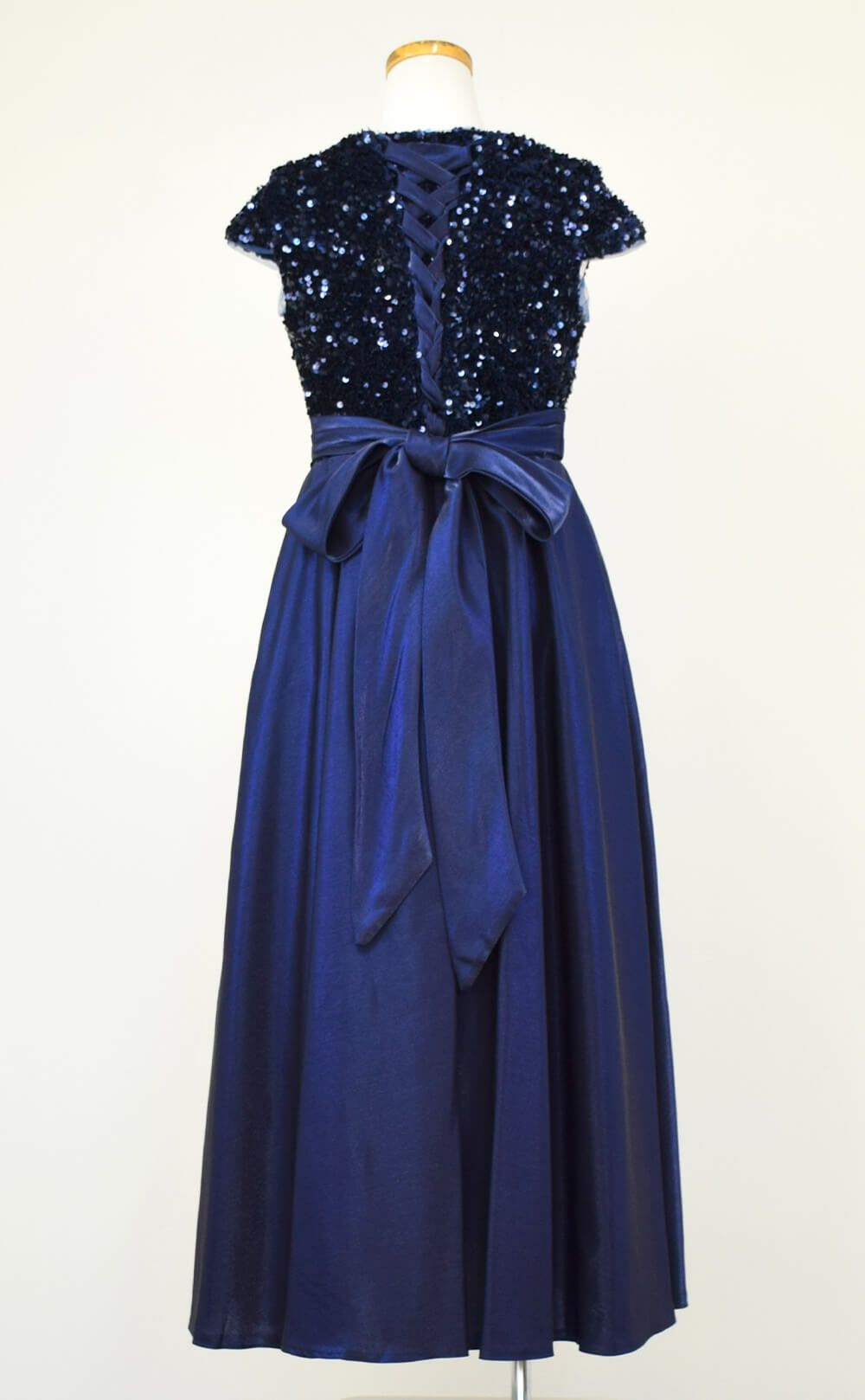 ピアノ発表会や結婚式にぴったりのネイビーカラーの女の子用キッズドレス。シンプルで美しいシルエットが魅力のAngel's Closetの子供ドレス レンタル商品（【レンタル】スパンコール＆サテンロングドレス※コルセットバックリボン結び型(YP136C)ネイビー）｜画像5