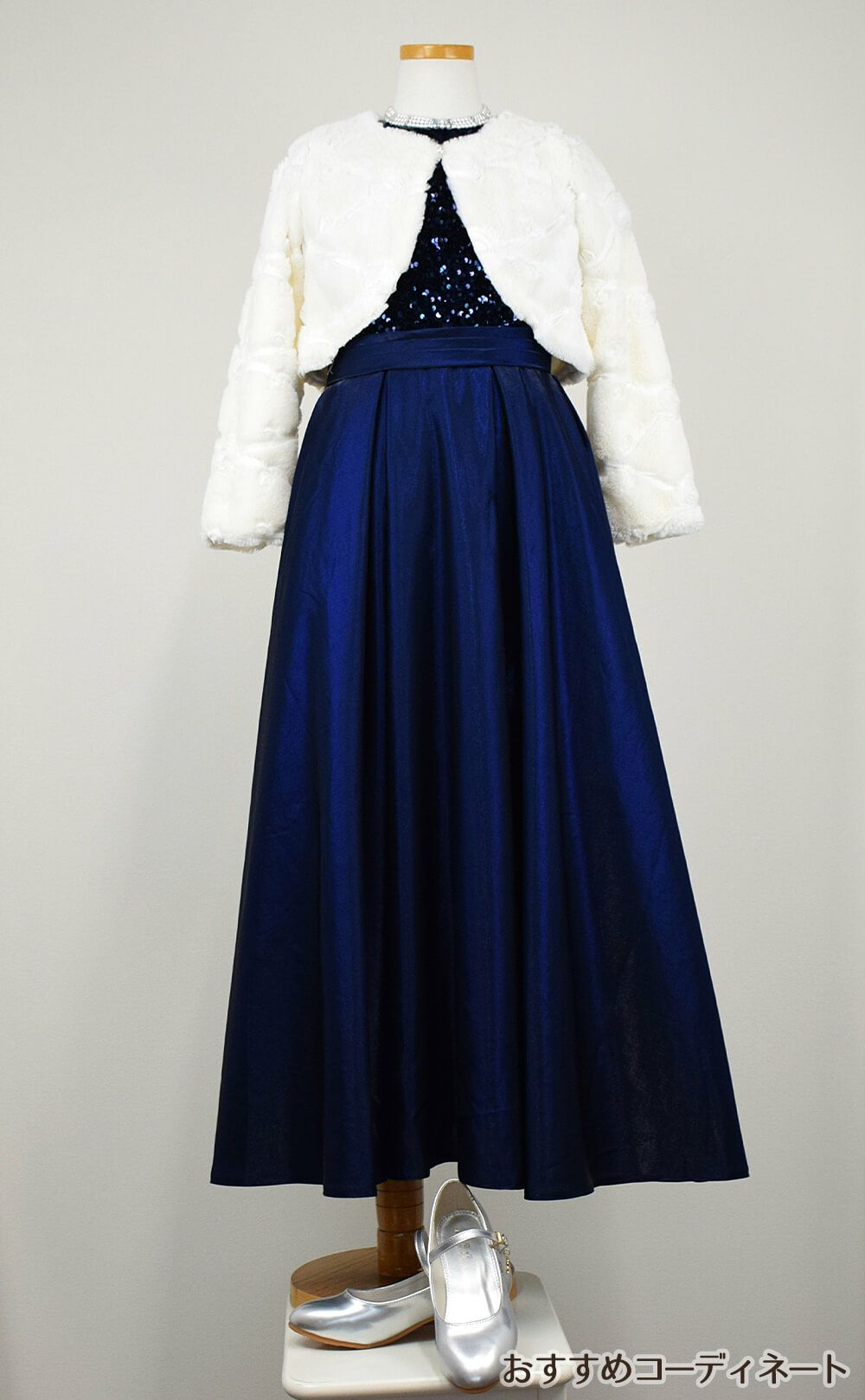 ピアノ発表会や結婚式にぴったりのネイビーカラーの女の子用キッズドレス。シンプルで美しいシルエットが魅力のAngel's Closetの子供ドレス レンタル商品（【レンタル】スパンコール＆サテンロングドレス※コルセットバックリボン結び型(YP136C)ネイビー）｜画像12