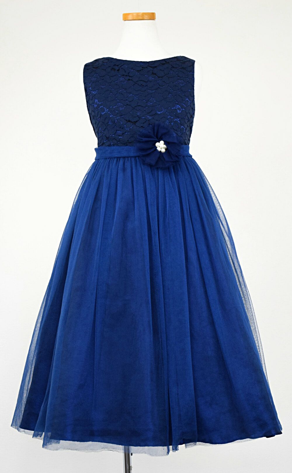 ピアノ発表会や結婚式にぴったりのネイビーカラーの女の子用キッズドレス。シンプルで美しいシルエットが魅力のAngel's Closetの子供ドレス レンタル商品（【レンタル】エレガントレース＆チュール子供ドレス(MBK346)ネイビー）｜画像3