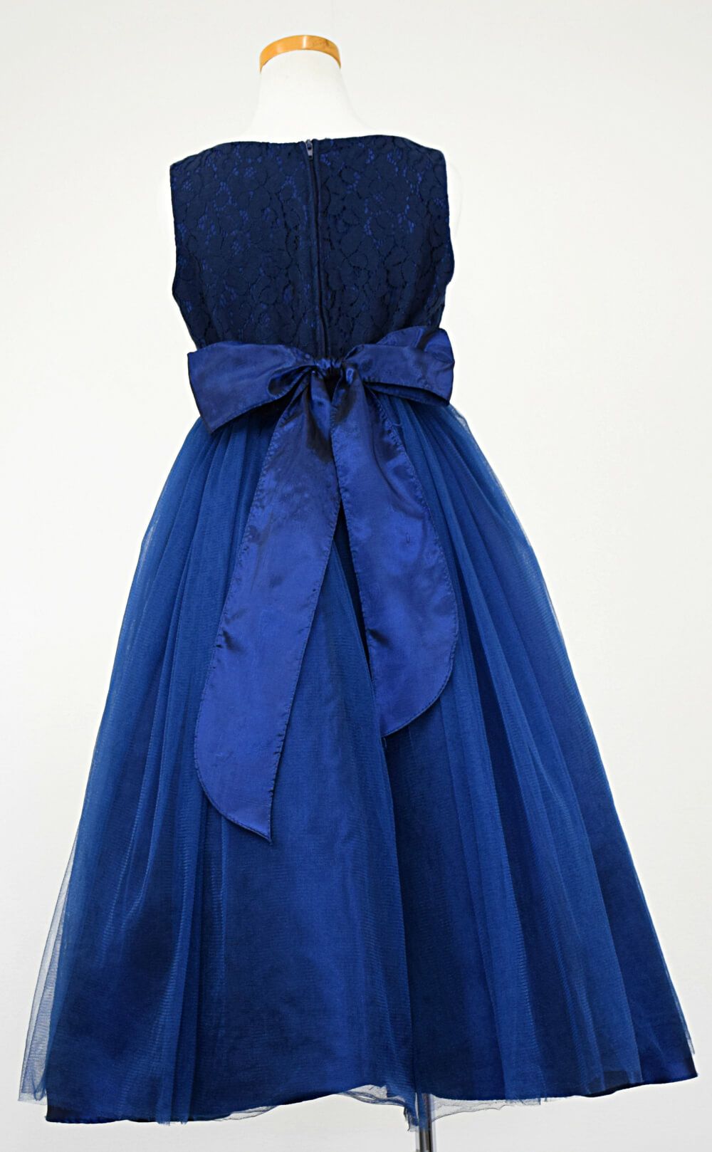 ピアノ発表会や結婚式にぴったりのネイビーカラーの女の子用キッズドレス。シンプルで美しいシルエットが魅力のAngel's Closetの子供ドレス レンタル商品（【レンタル】エレガントレース＆チュール子供ドレス(MBK346)ネイビー）｜画像5