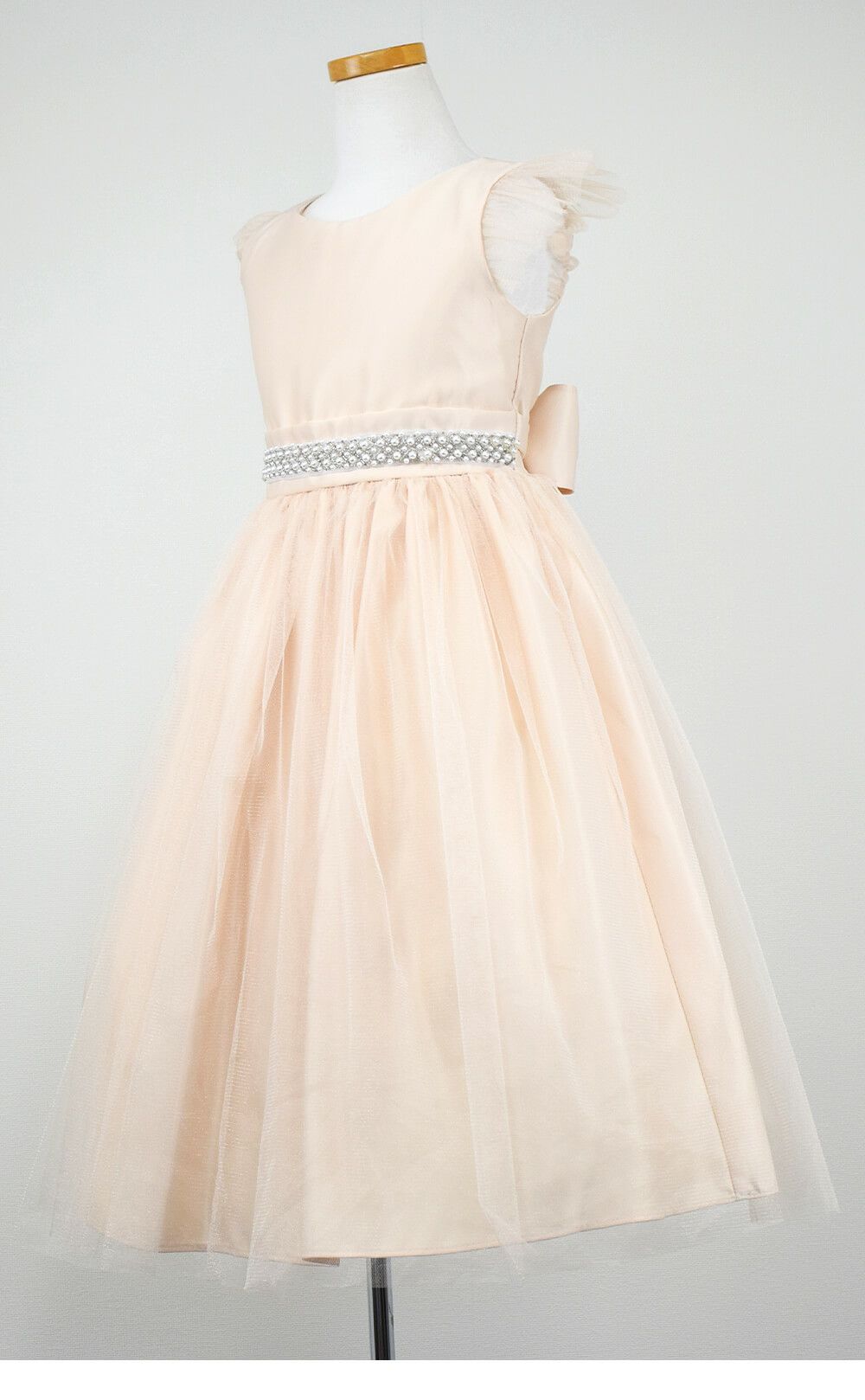 ピアノ発表会や結婚式にぴったりのカラーの女の子用キッズドレス。シンプルで美しいシルエットが魅力のAngel's Closetの子供ドレス レンタル商品（【レンタル】サテン＆チュールフラッタースリーブ子供ドレス(SK611)シャンパン）｜画像4