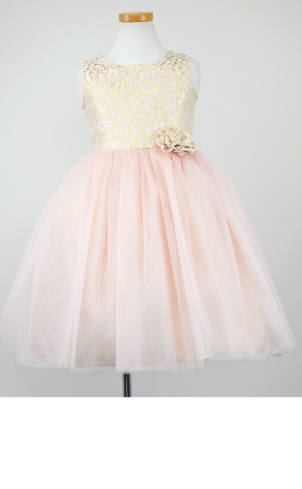 ピアノ発表会や結婚式にぴったりのピンクカラーの女の子用キッズドレス。シンプルで美しいシルエットが魅力のAngel's Closetの子供ドレス レンタル商品（【レンタル】オーネイトジャガード＆マルチトーンチュール子供ドレス(SK671)ブラッシュピンク）｜画像3