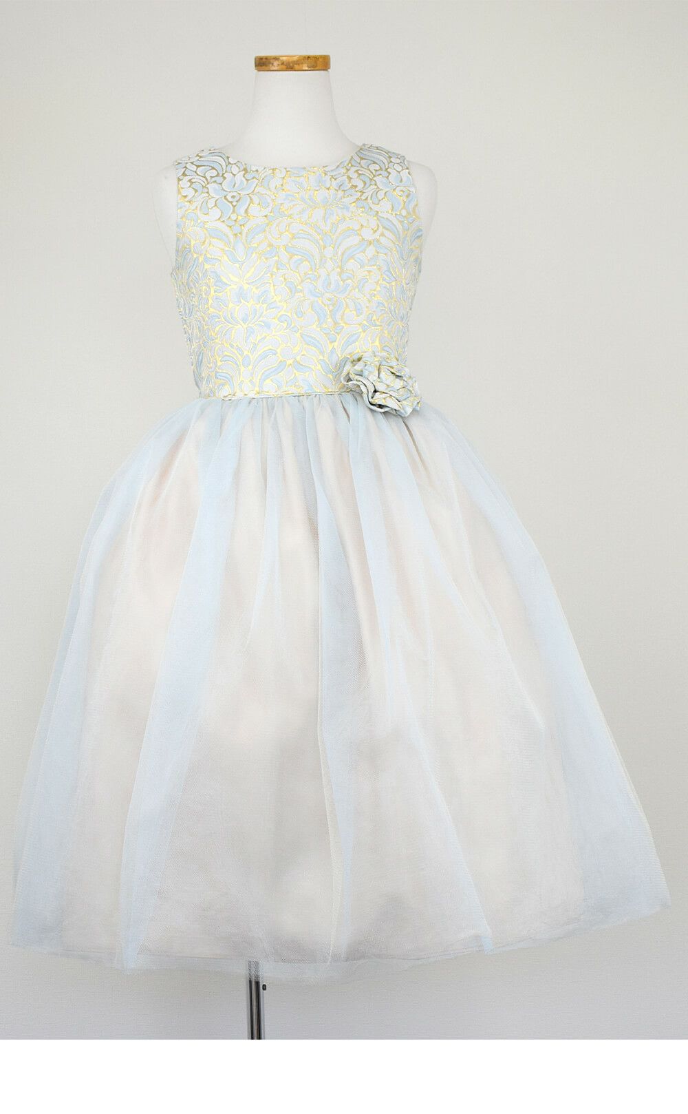 ピアノ発表会や結婚式にぴったりのブルーカラーの女の子用キッズドレス。シンプルで美しいシルエットが魅力のAngel's Closetの子供ドレス レンタル商品（【レンタル】オーネイトジャガード＆マルチトーンチュール子供ドレス(SK671)ブルー）｜画像3