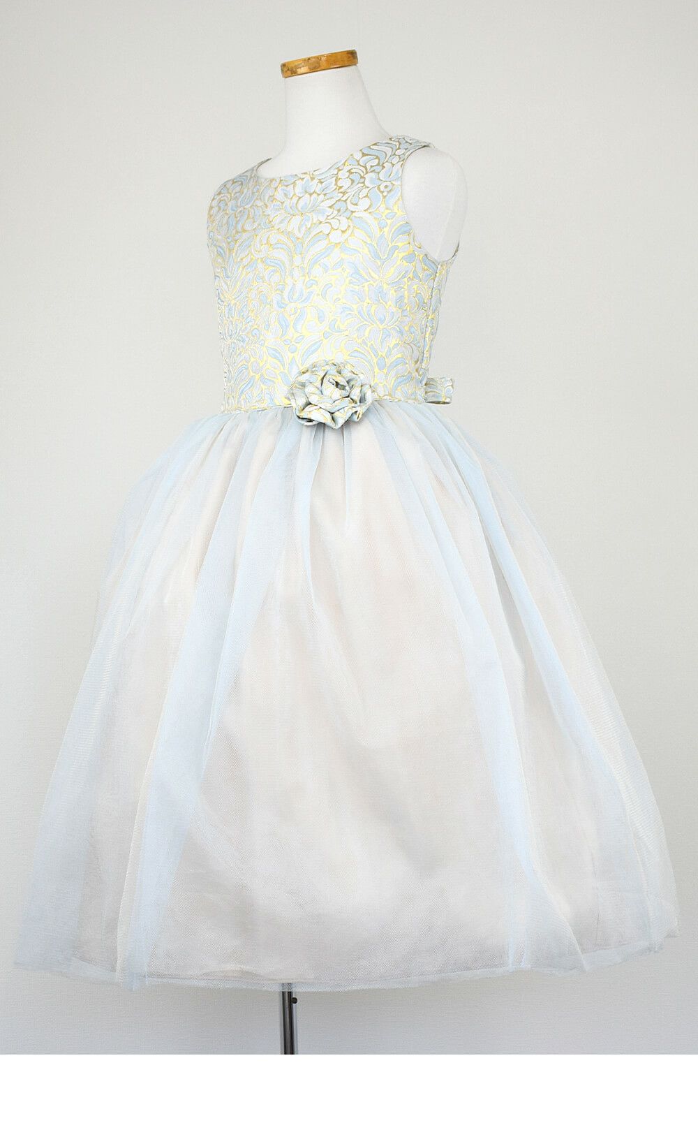 ピアノ発表会や結婚式にぴったりのブルーカラーの女の子用キッズドレス。シンプルで美しいシルエットが魅力のAngel's Closetの子供ドレス レンタル商品（【レンタル】オーネイトジャガード＆マルチトーンチュール子供ドレス(SK671)ブルー）｜画像4